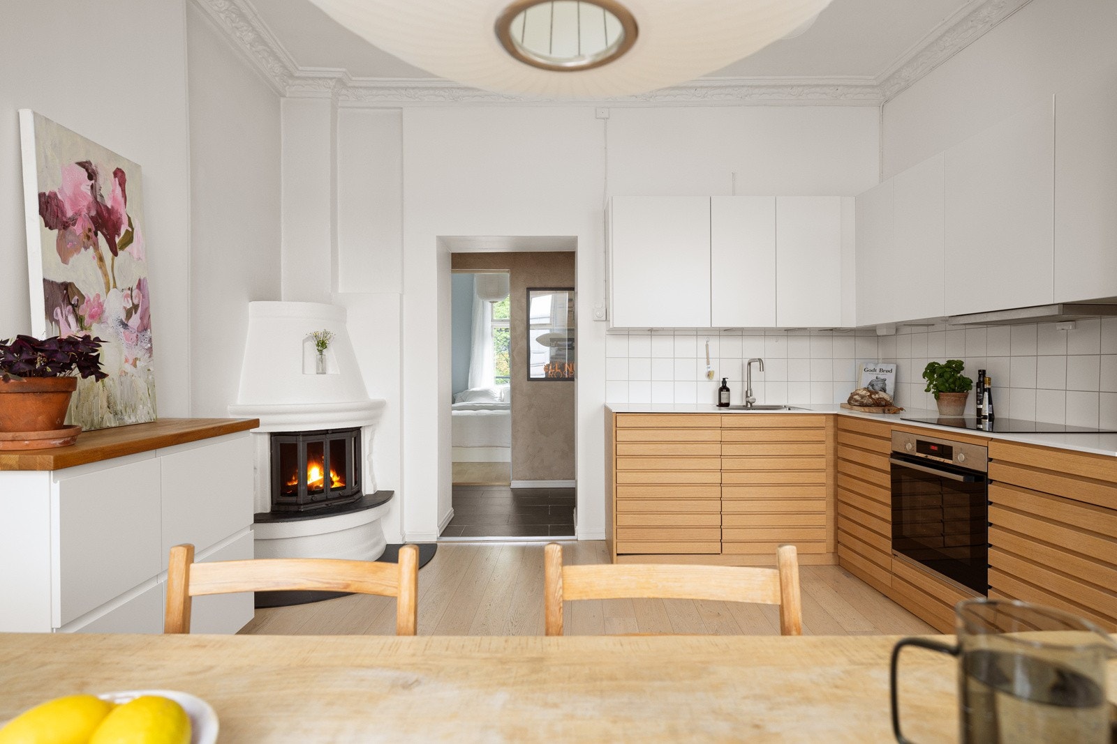 På kjøkkenet er det god plass til et stort spisebord, som gjør at også kjøkkenet blir et naturlig oppholdsrom og samlingspunkt. Galleribilde