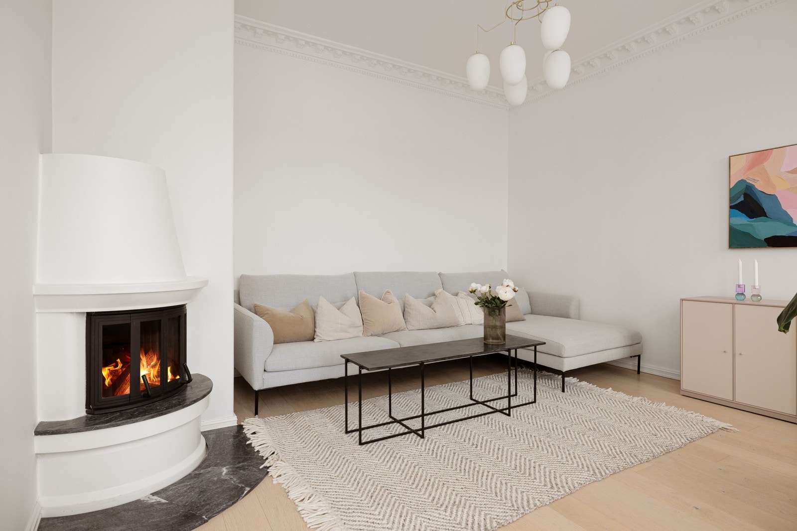 I hjørnet av stuen er det en koselig murt peisovn. Galleribilde