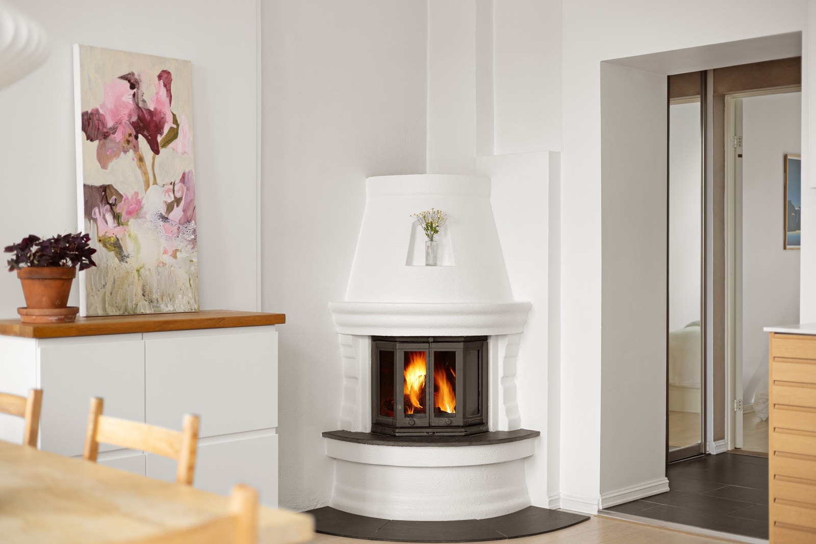 I hjørnet av rommet er det er koselig peisovn som bidrar til ekstra hygge. Her kan du enkelt invitere venner og familie på hyggelige selskap! Galleribilde