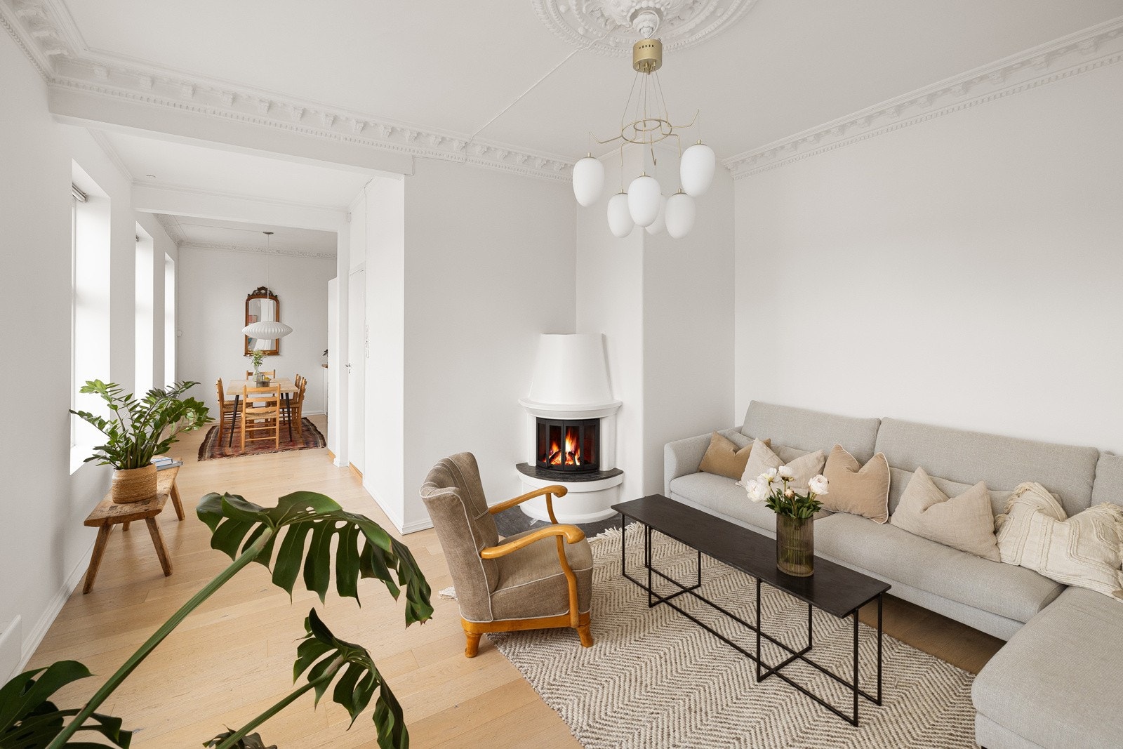 Lyse og romslige oppholdsrom med store vindusflater som gir mye lys og god romfølelse. Galleribilde