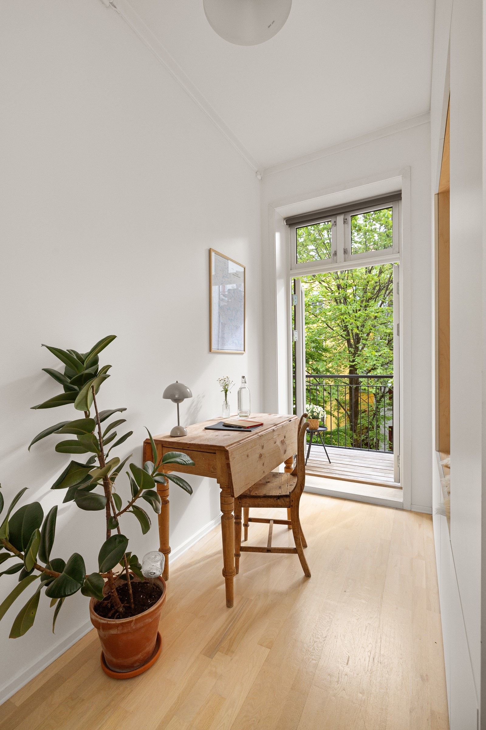 Det andre soverommet er et lyst og fint rom som i dag er innredet som et kontor kombinert med garderobe. Galleribilde