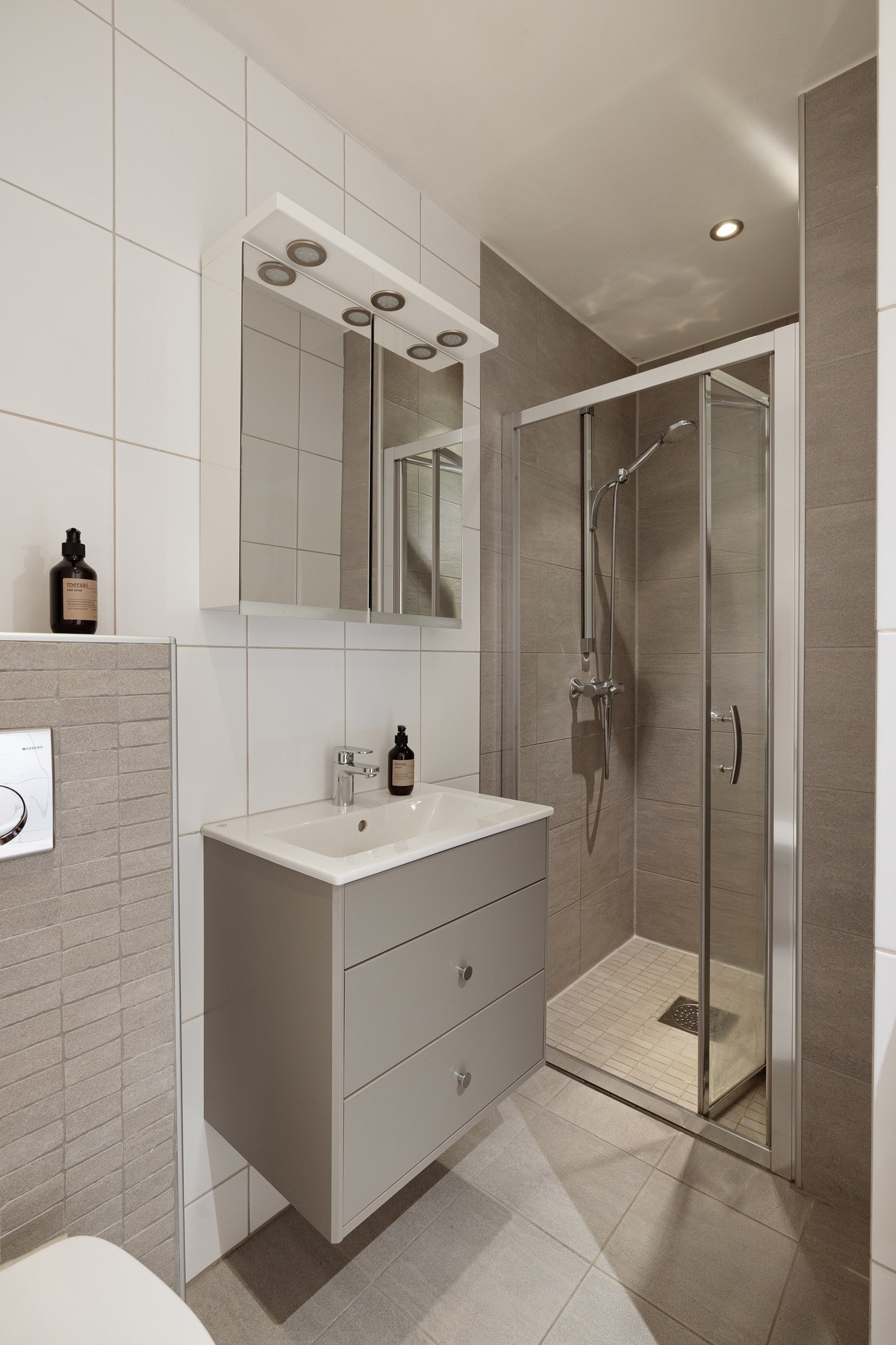 Baderommet er også utstyrt med dusjhjørne med innfellbare glassdører og vegghengt toalett. Galleribilde