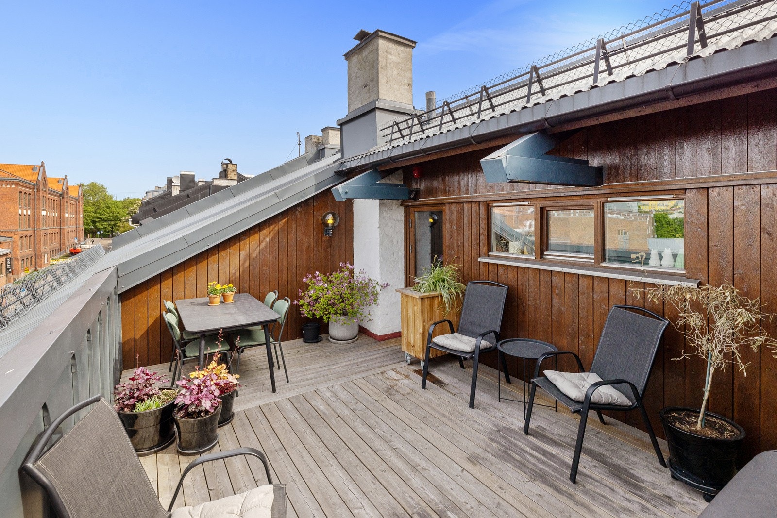 En superkoselig plass! Takterrassen vender mot vest med meget gode solforhold og fin utsikt mot st. Hanshaugen. Galleribilde