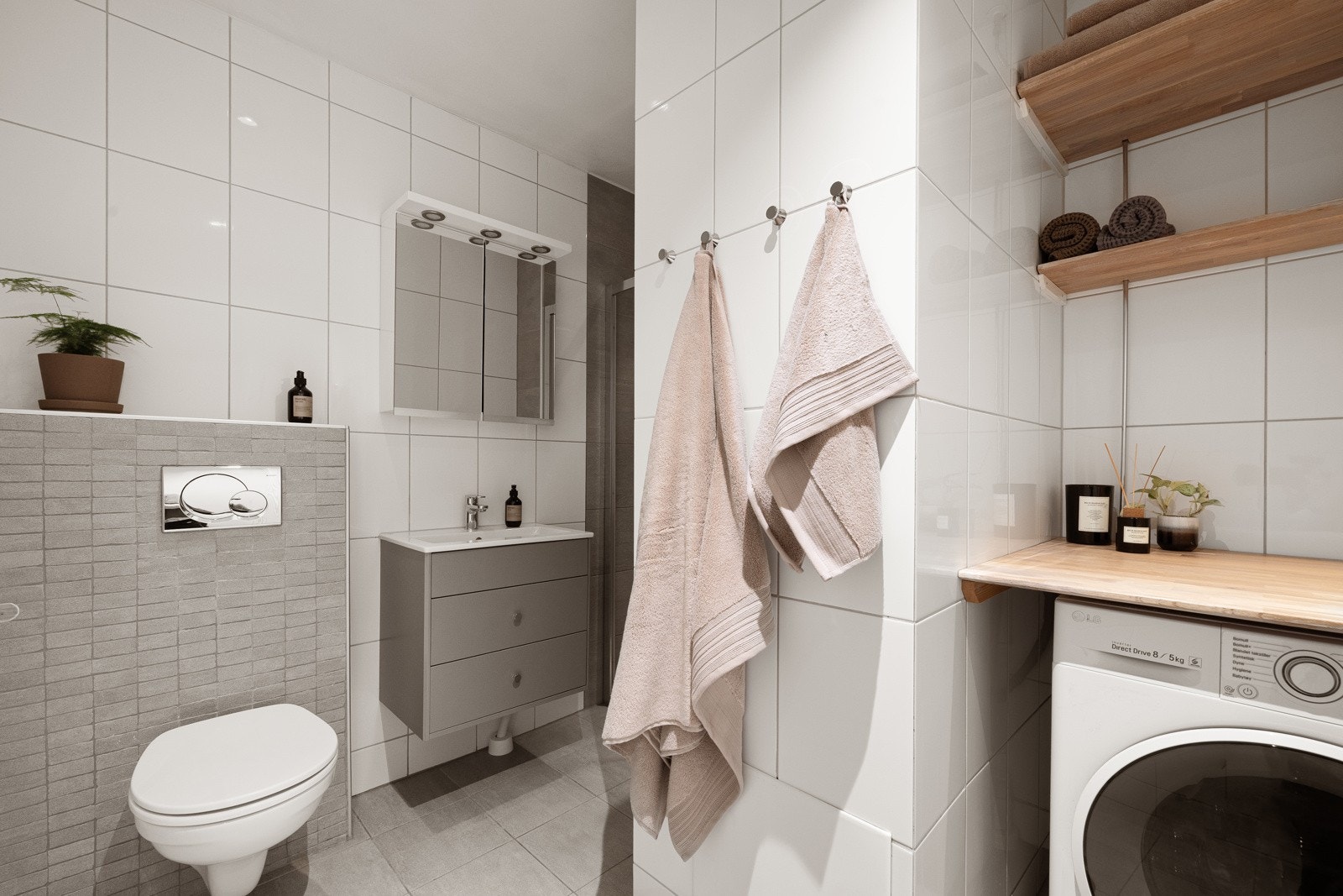 Leiligheten har et lyst og moderne flislagt baderom som ble oppgradert i 2007. Baderommet har grå fliser på gulv med gulvvarme, hvite fliser på veggene, downlights i himlingen og avtrekksventil. Galleribilde