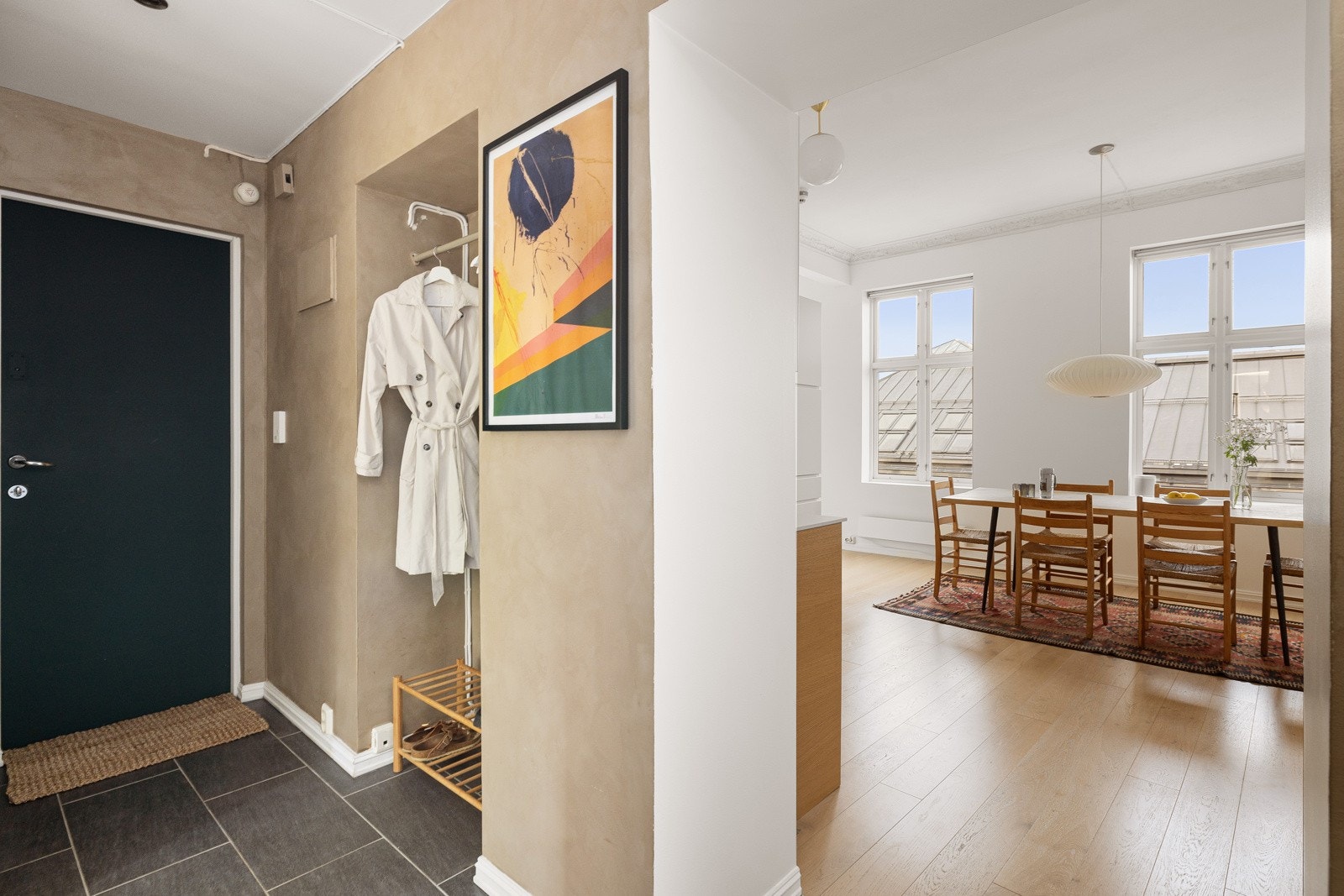 I entréen er det en praktisk nisje med plass til sko og oppheng av yttertøy. Montert porttelefon og sikringsskap med automatsikringer på vegg. Galleribilde