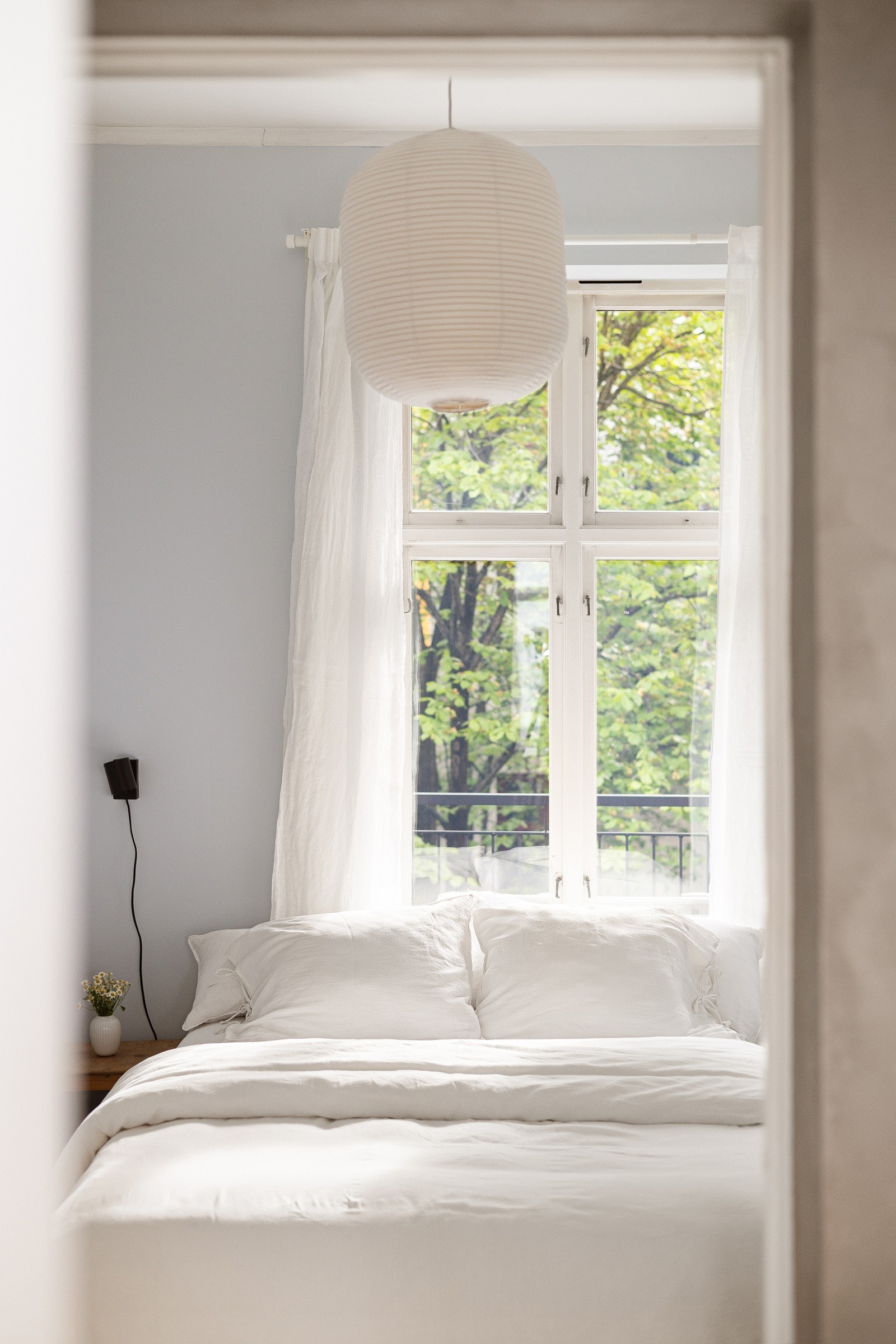 Soverom 1 er et lyst og innbydende rom som i dag er innredet som et hovedsoverom. God standard med lys parkett på gulv og glatte overflater malt i en nydelig farge. Galleribilde