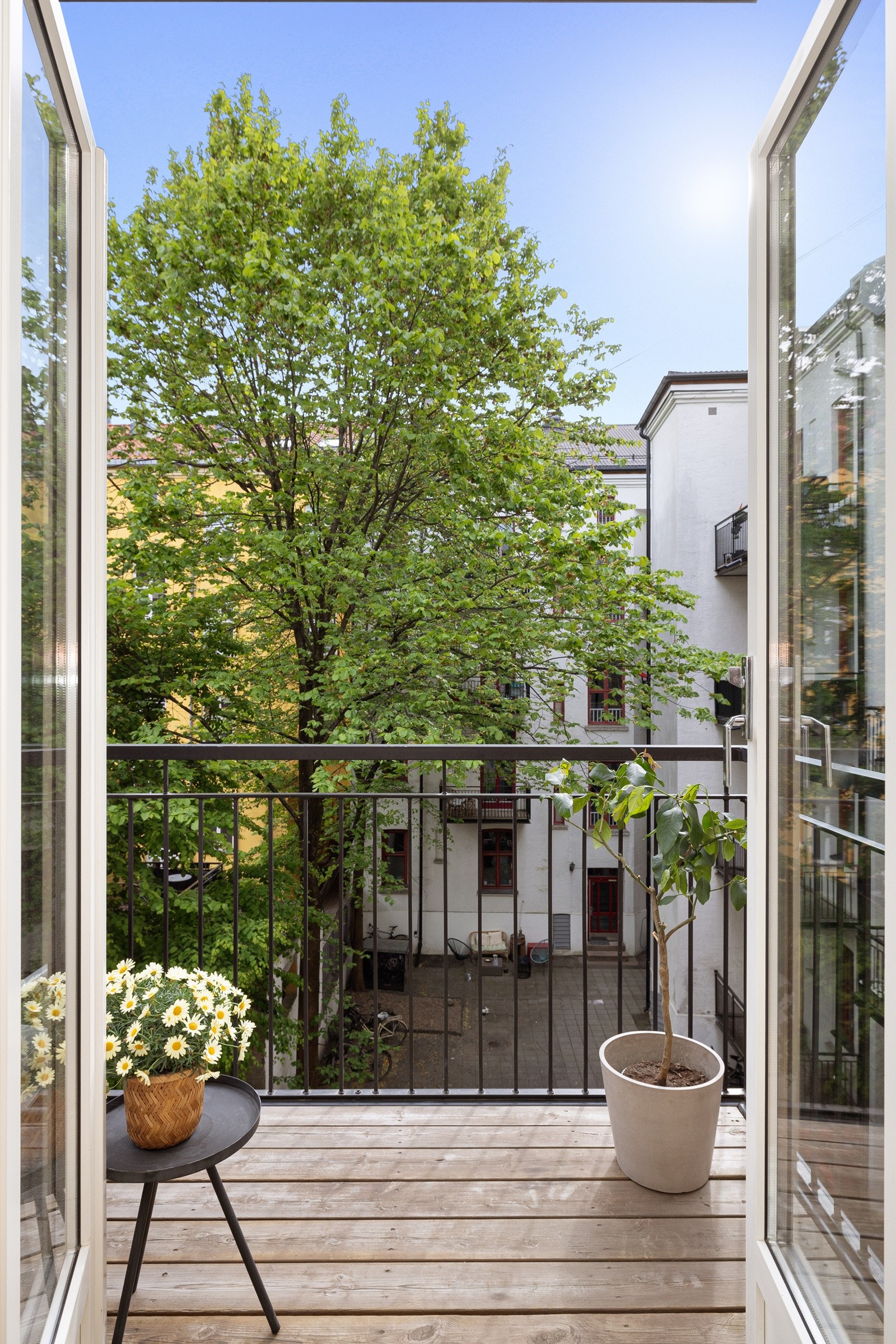 Fra soverom 2 er det doble balkongdører ut til en flott østvendt balkong på ca. 4m². Galleribilde