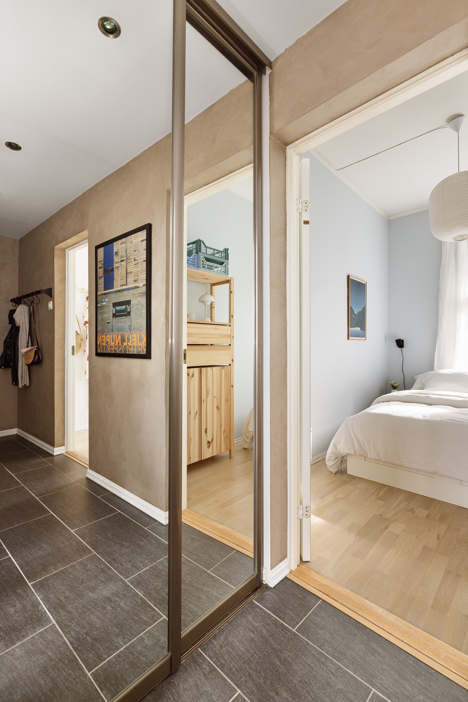 Innerst i gangen er det god oppbevaringsplass i en stor plassbygget skyvedørsgarderobe med speildører. Galleribilde