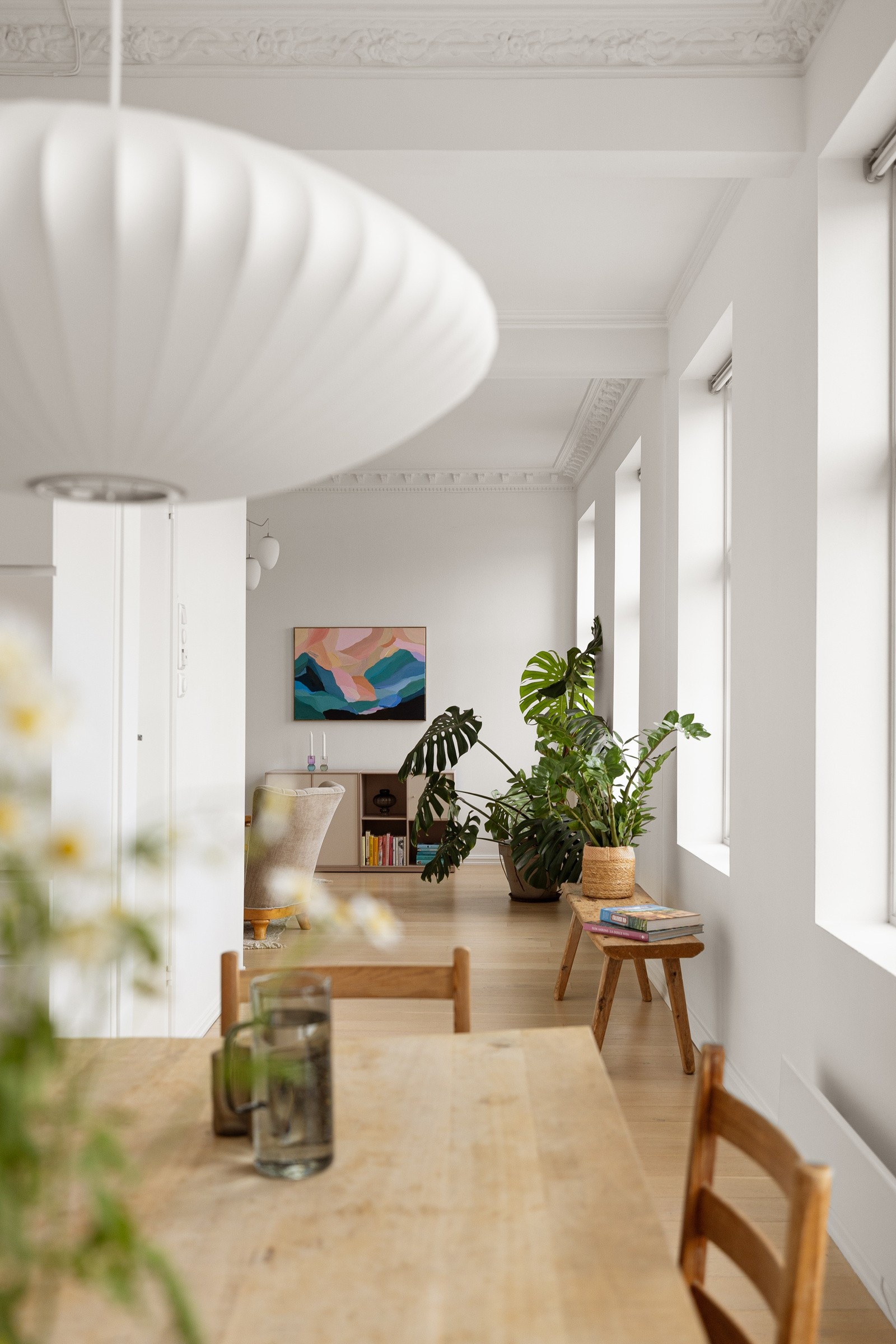 En stor, lys og nydelig 3-roms leilighet i en flott klassisk bygård fra 1893. Galleribilde