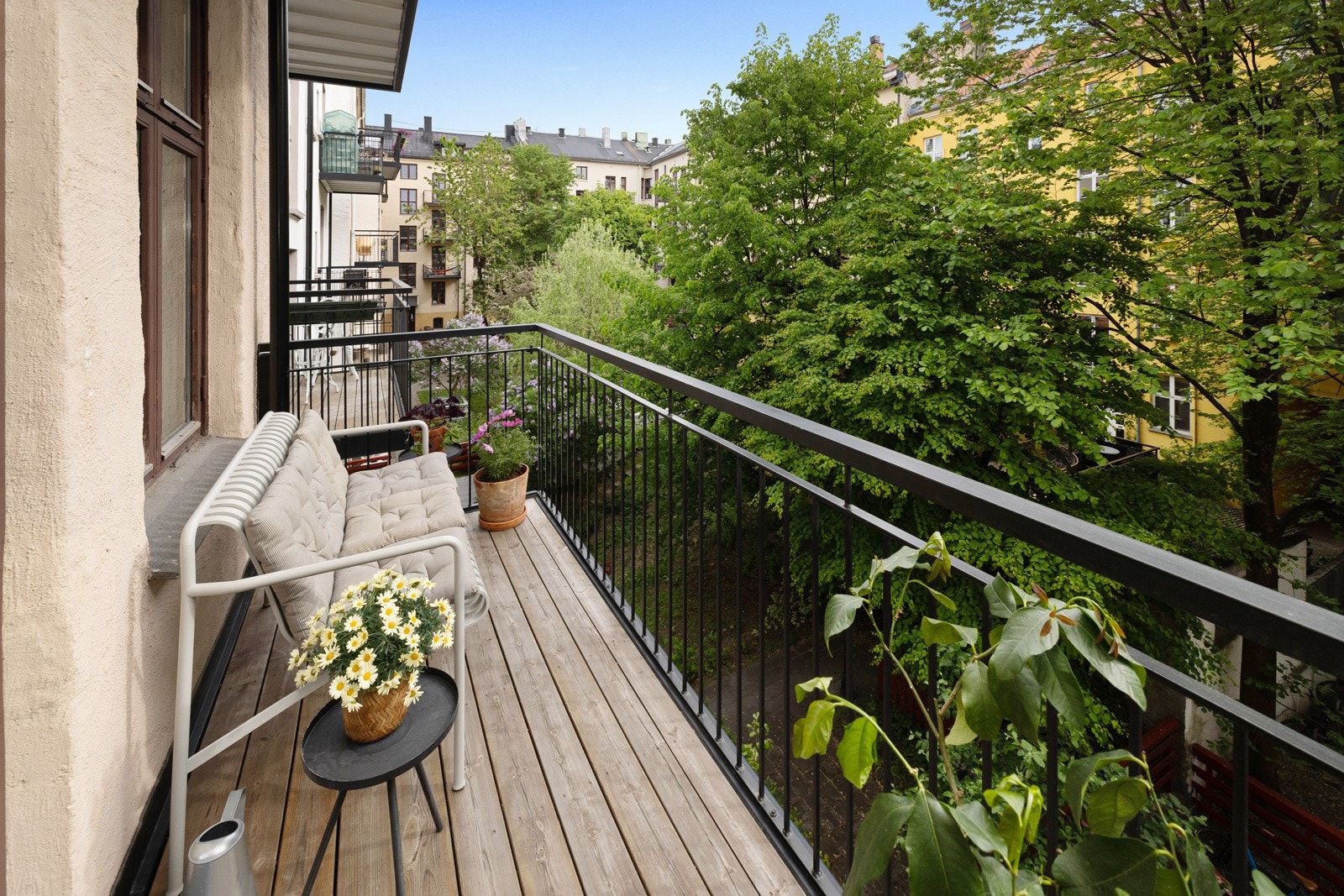 Beliggenheten i byggets 3. etasje og mot øst sørger for gode solforhold på morgen og formiddag. Galleribilde