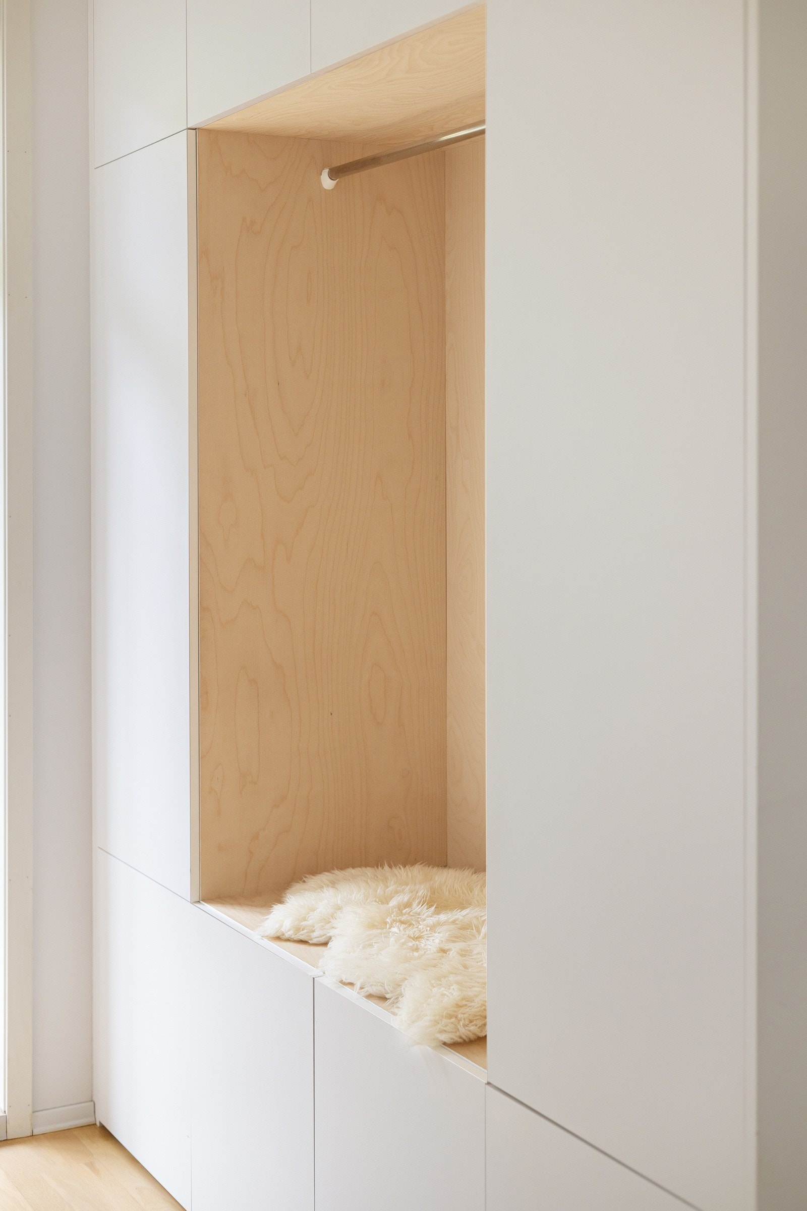 En flott tilpasset garderobe gir godt med oppbevaringsplass, samt en hyggelig sitteplass i midten. Galleribilde