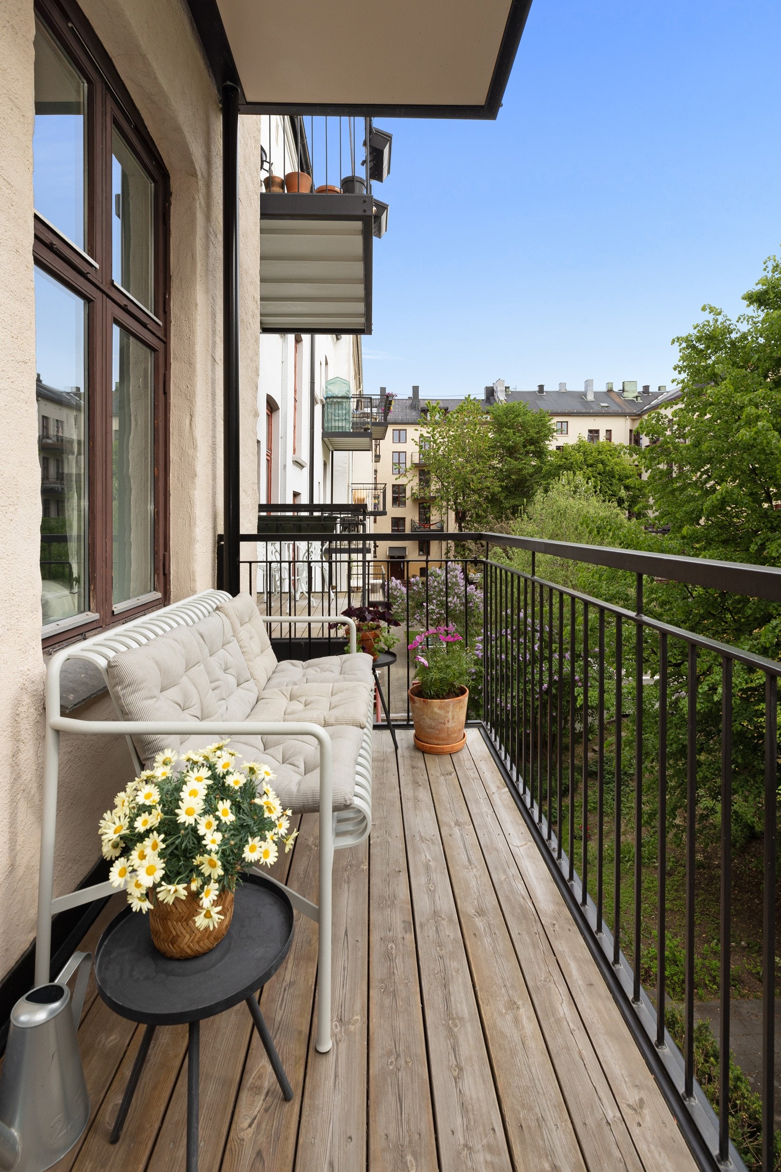 Balkongen vender mot bakgården med frodig atmosfære. Galleribilde