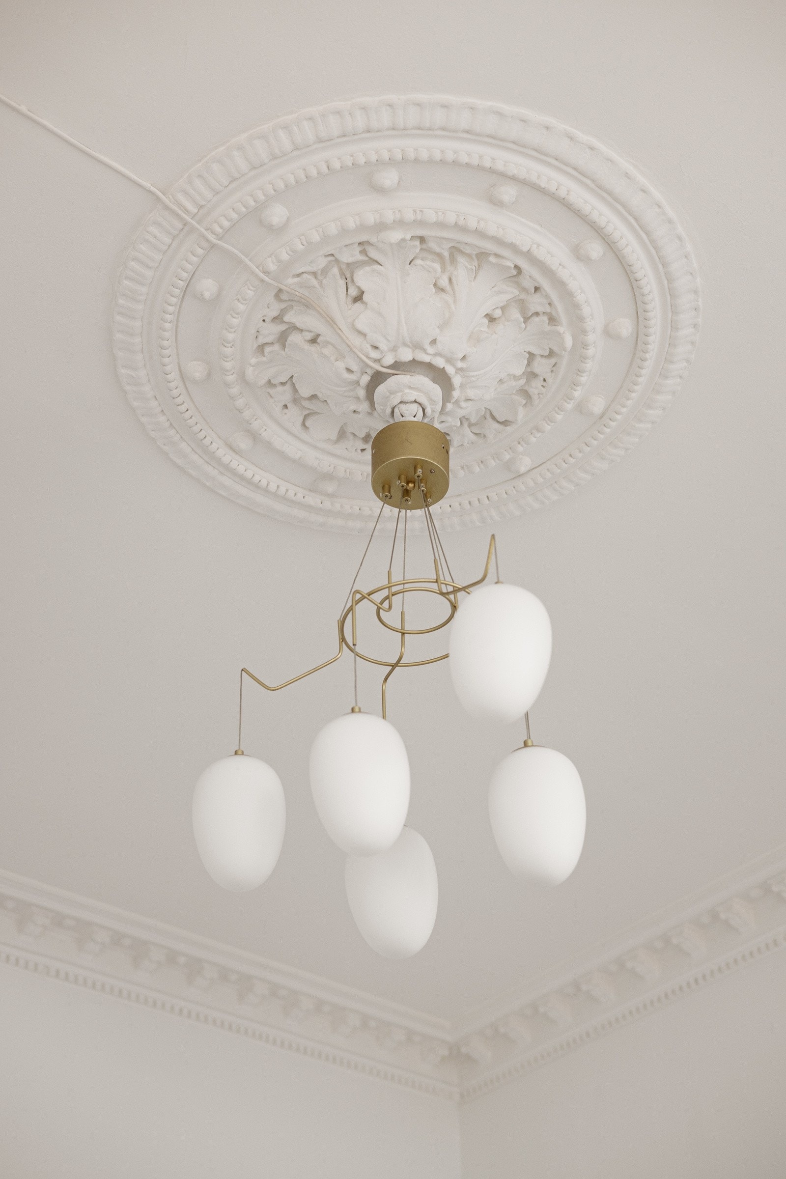 I himlingen har du flott original stukkatur og en lekker rosett som hører med i en klassisk leilighet som denne. Galleribilde