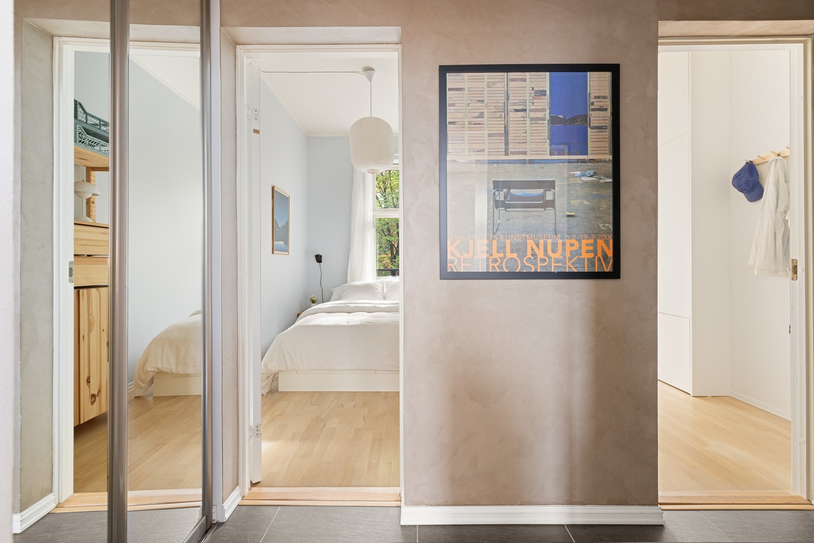 Leiligheten inneholder to soverom som begge vender mot bakgården. Galleribilde