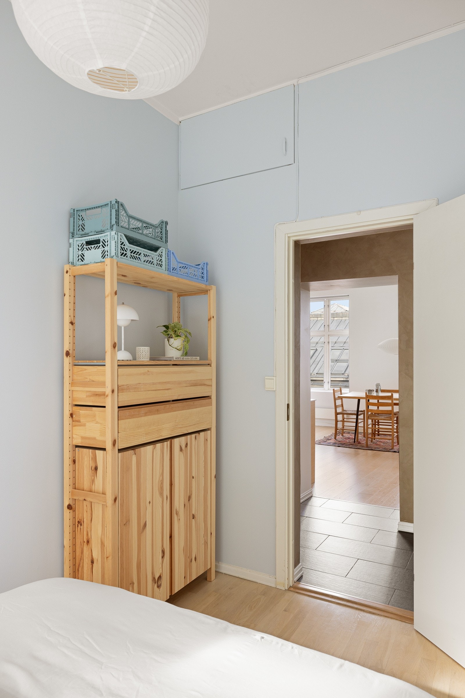 Det er også plass til skap eller kommode. Galleribilde