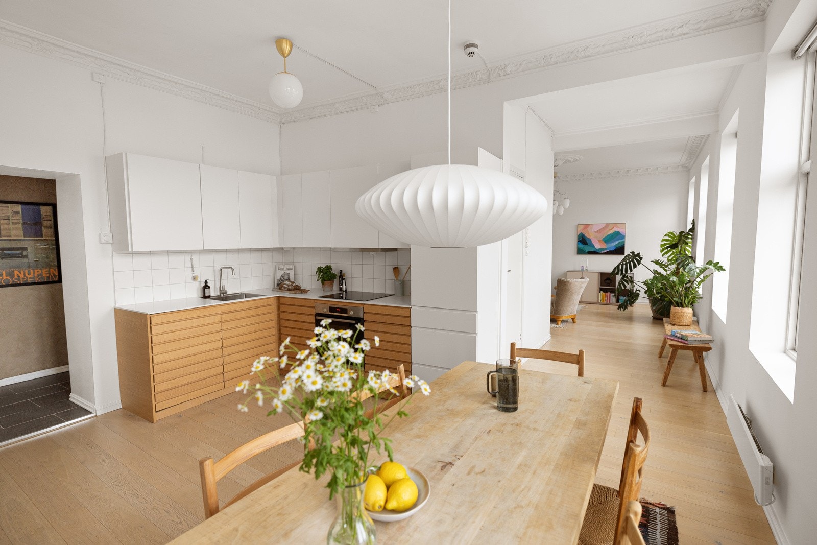 Fra entréen kommer du videre inn i et stort, lyst og nydelig spisekjøkken som ligger i naturlig tilknytning til stuen. Galleribilde