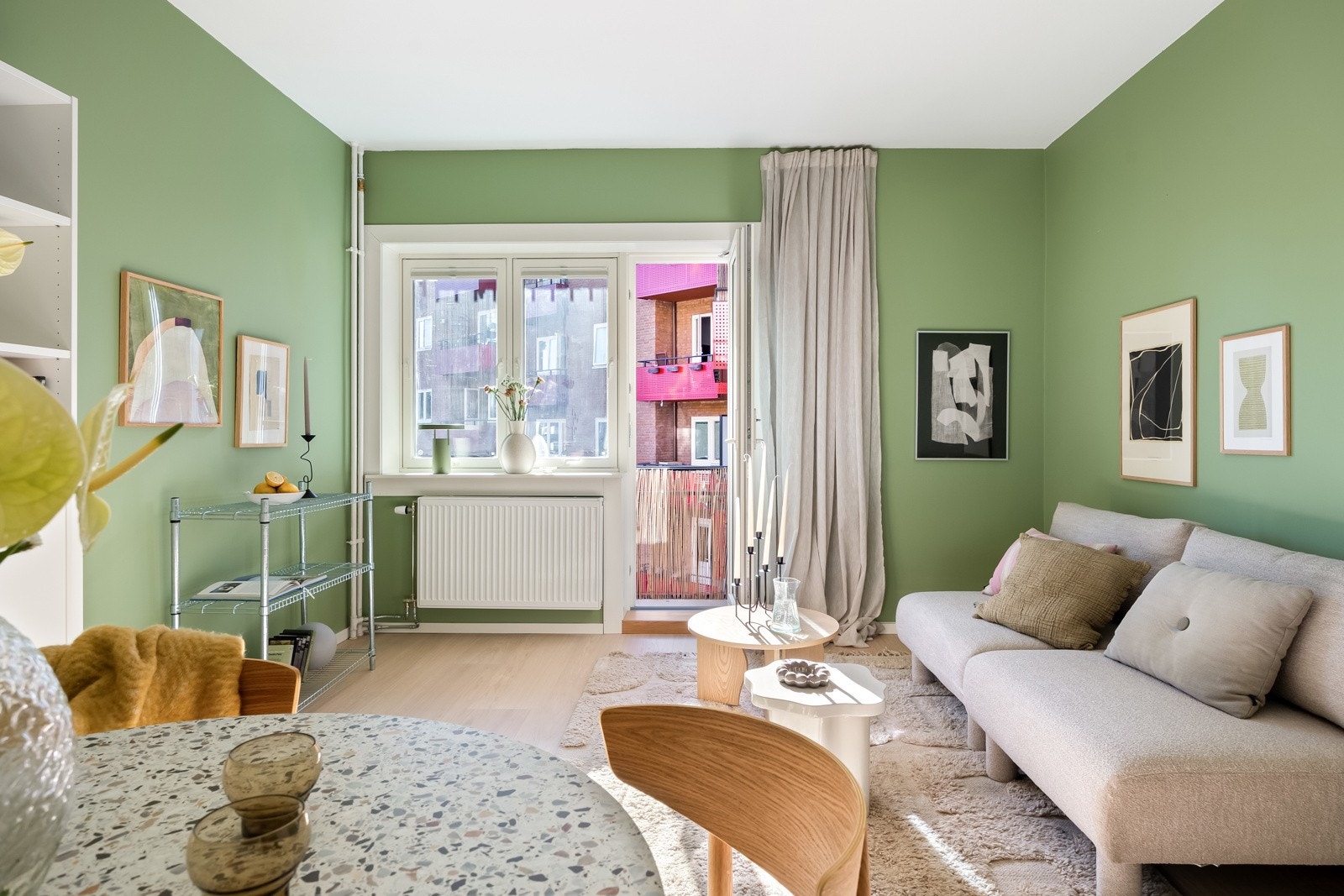 Slette, malte vegg- og takflater er i en delikat grønnfarge gir stuen et moderne preg Galleribilde