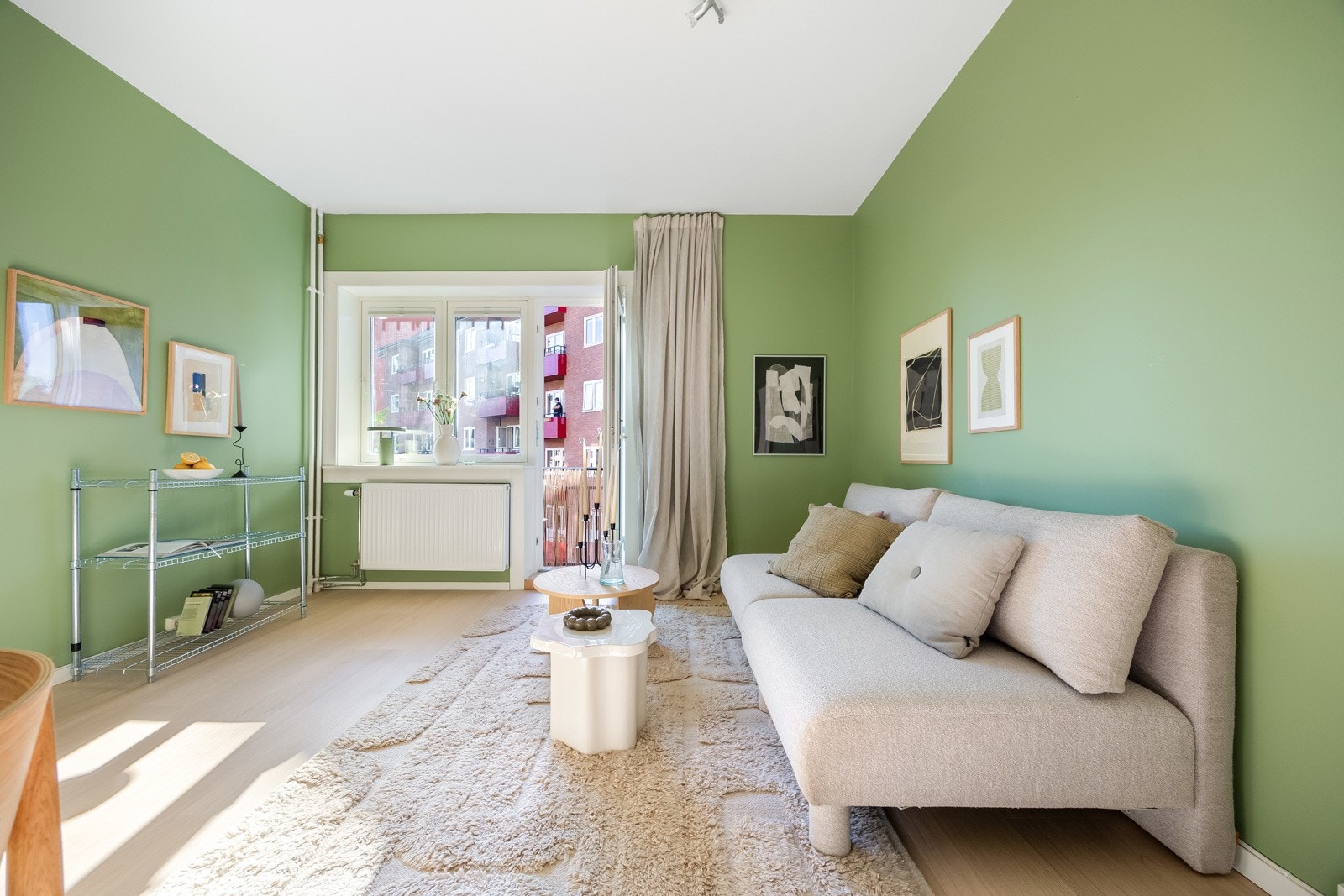 Fra stuen er det utgang til leilighetens balkong vendt mot hyggelig bakgård Galleribilde