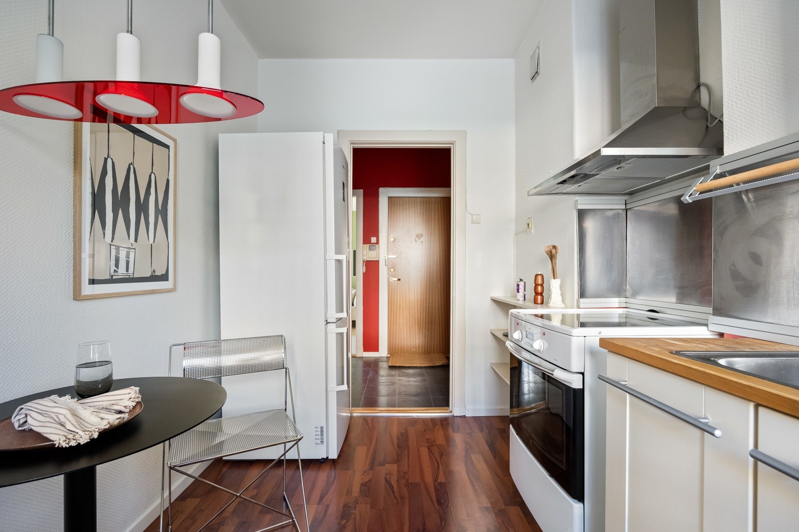 Kjøkkenet inneholder opplegg for frittstående kjøl/frys og komfyr, samt veggmontert avtrekksvifte med kullfilter. Det er montert eldre oppvaskmaskin i høyskap Galleribilde