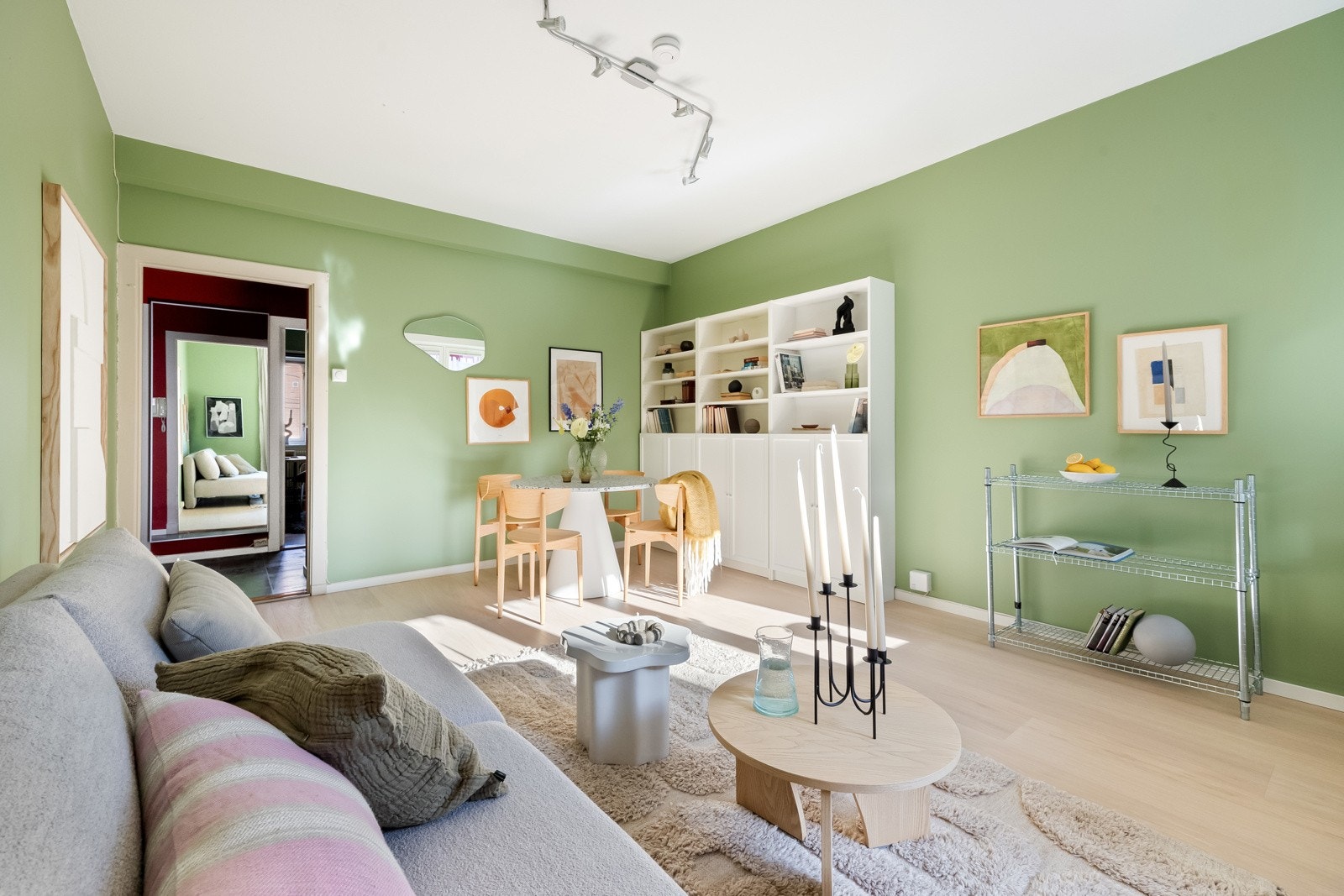 Stuen kan møbleres med sofagruppe med tilhørende møblement, samt spisebord Galleribilde