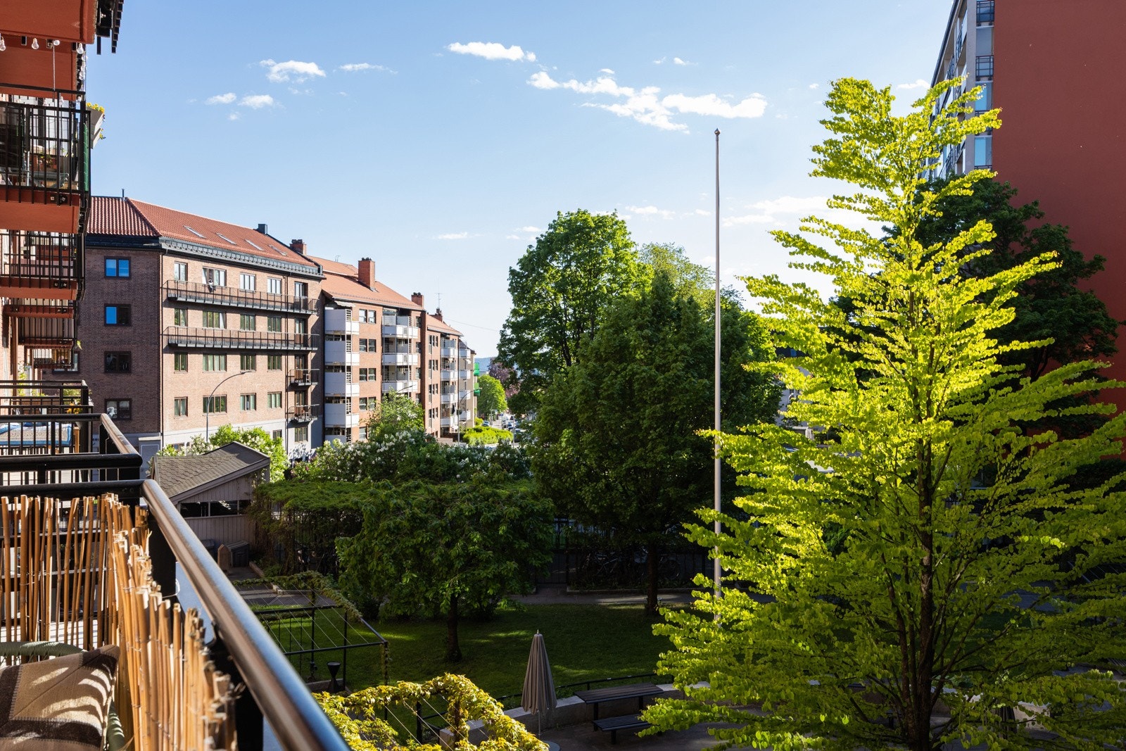 Leilighet med mye sjarm og sentral, med stue vendt mot skjermet bakgård Galleribilde