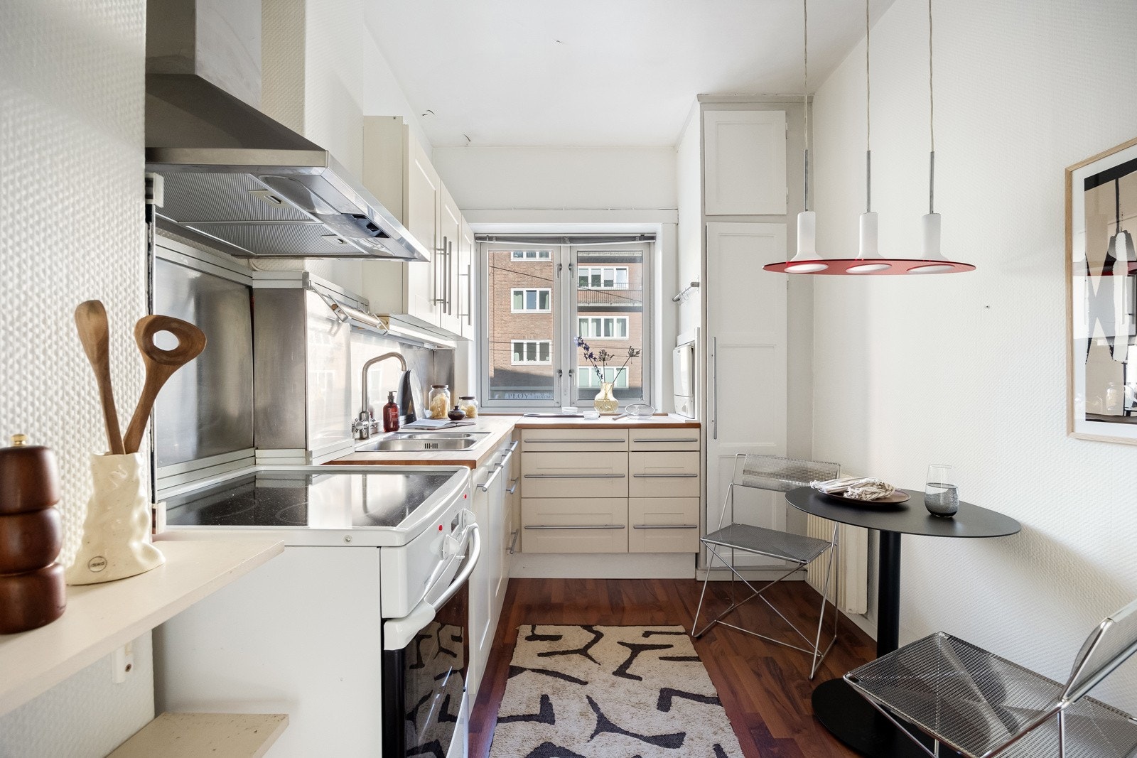 Separat kjøkken med moderniseringsbehov Galleribilde