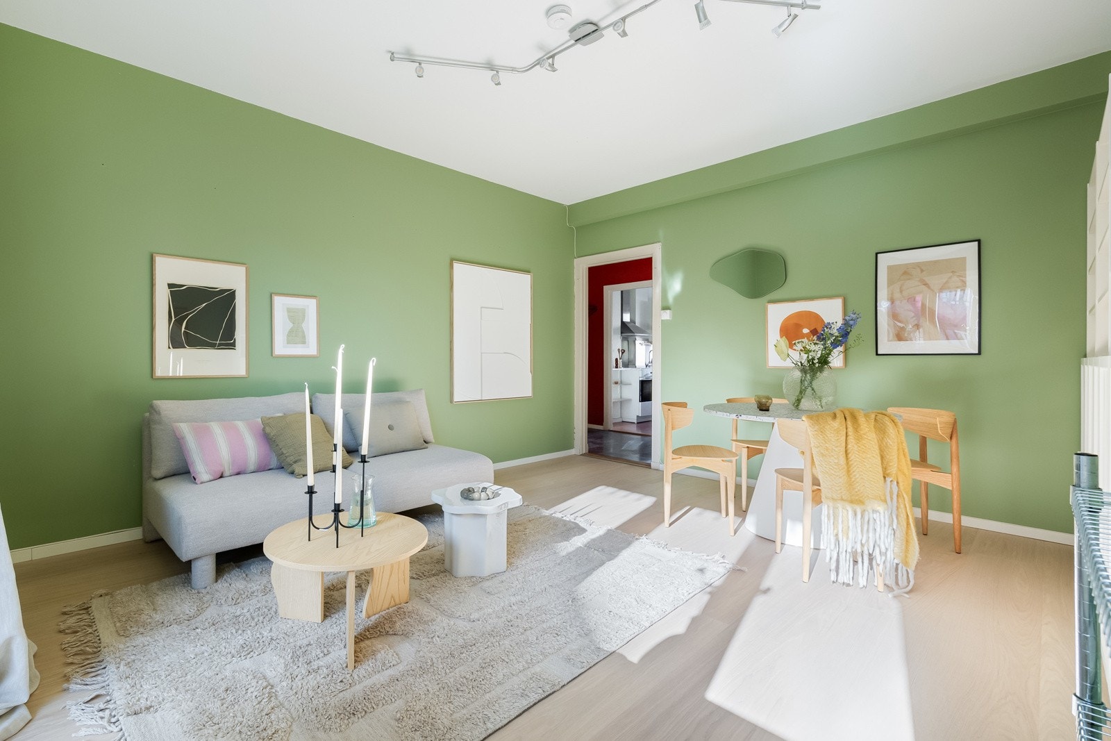 Store vindusflater gir rikelig med naturlig lysinnslipp Galleribilde