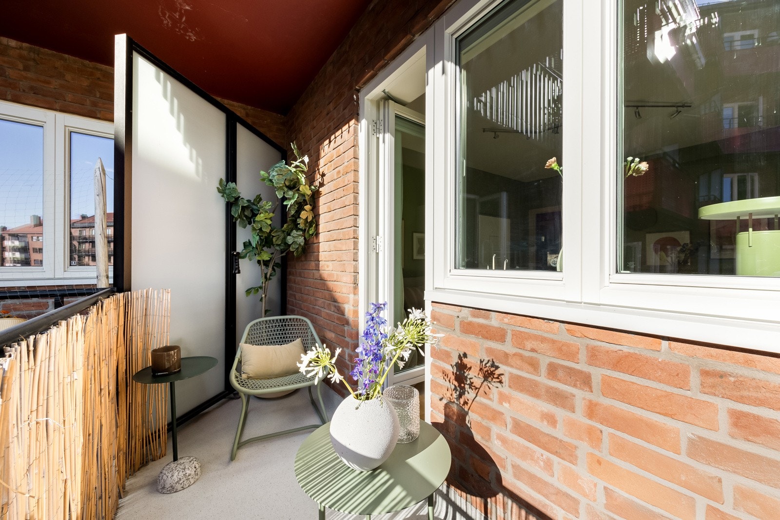 Balkongen kan møbleres med sittegruppe og hyggelig beplantning Galleribilde