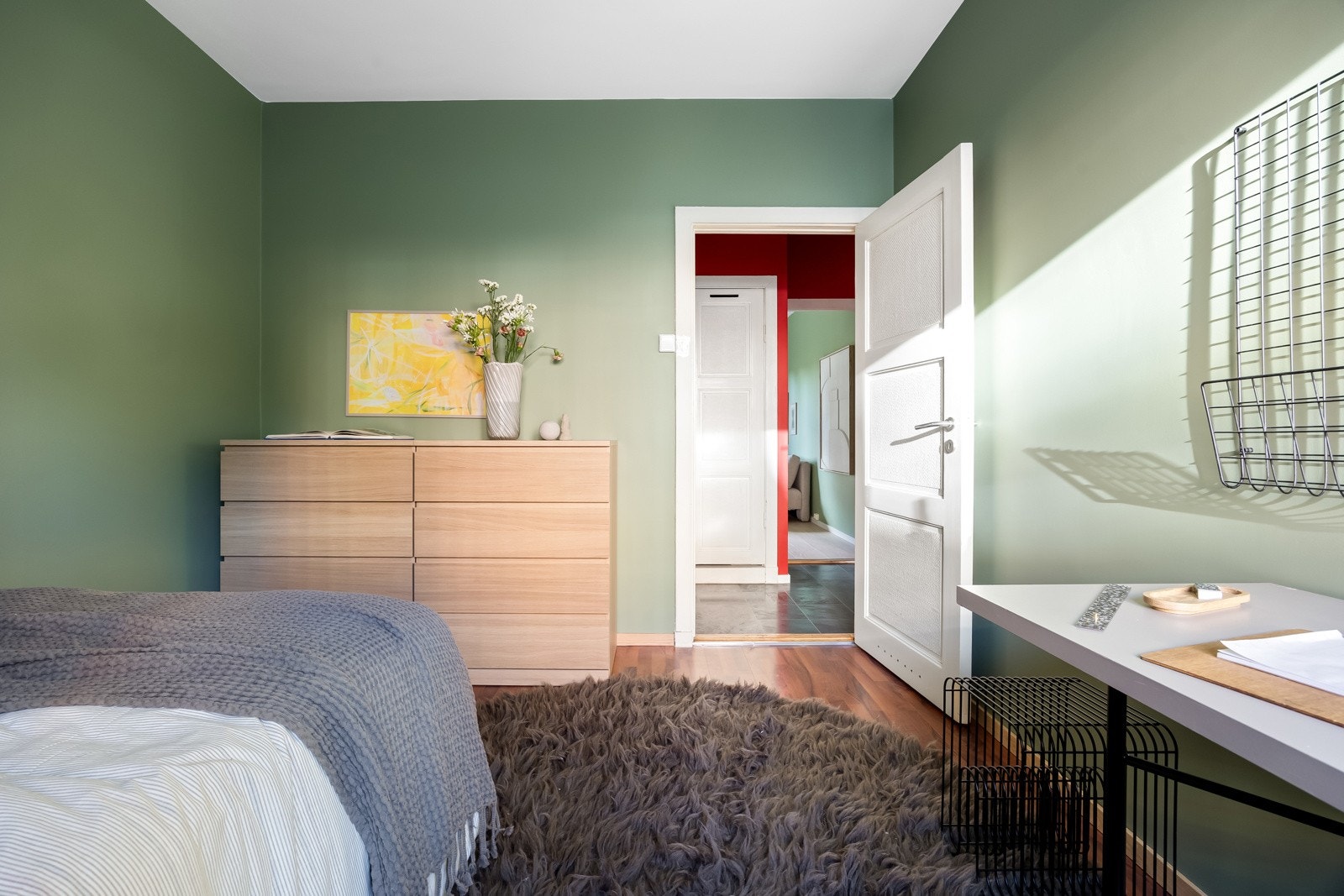 Det er plass til dobbeltseng, skrivebord og kommode / garderobeskap om ønskelig Galleribilde