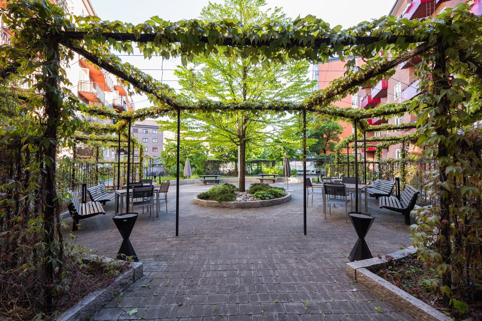 Borettslaget har en hyggelig bakhage som beboerne disponerer Galleribilde