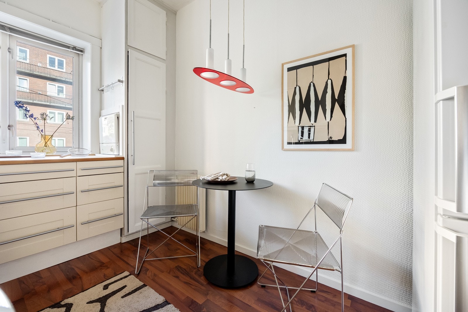 God oppbevaringsplass skap og arbeidsbenk,samt spisesone Galleribilde