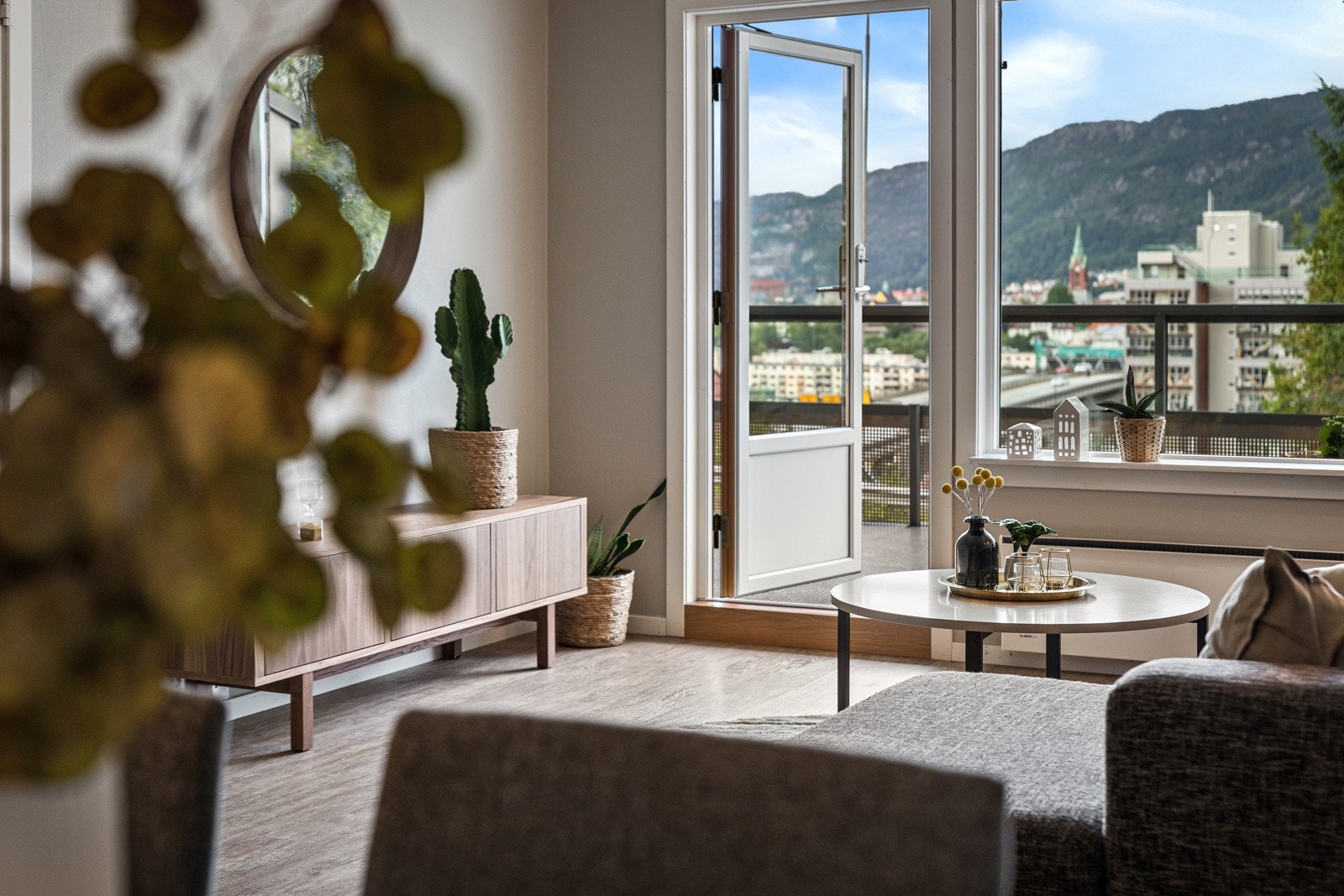 På tross av at leilighetn er betegnet som førsteetasje ligger den en hel etasje over bakken - I kombinasjon med skrånede terreng gir det helt usjenert stue Galleribilde