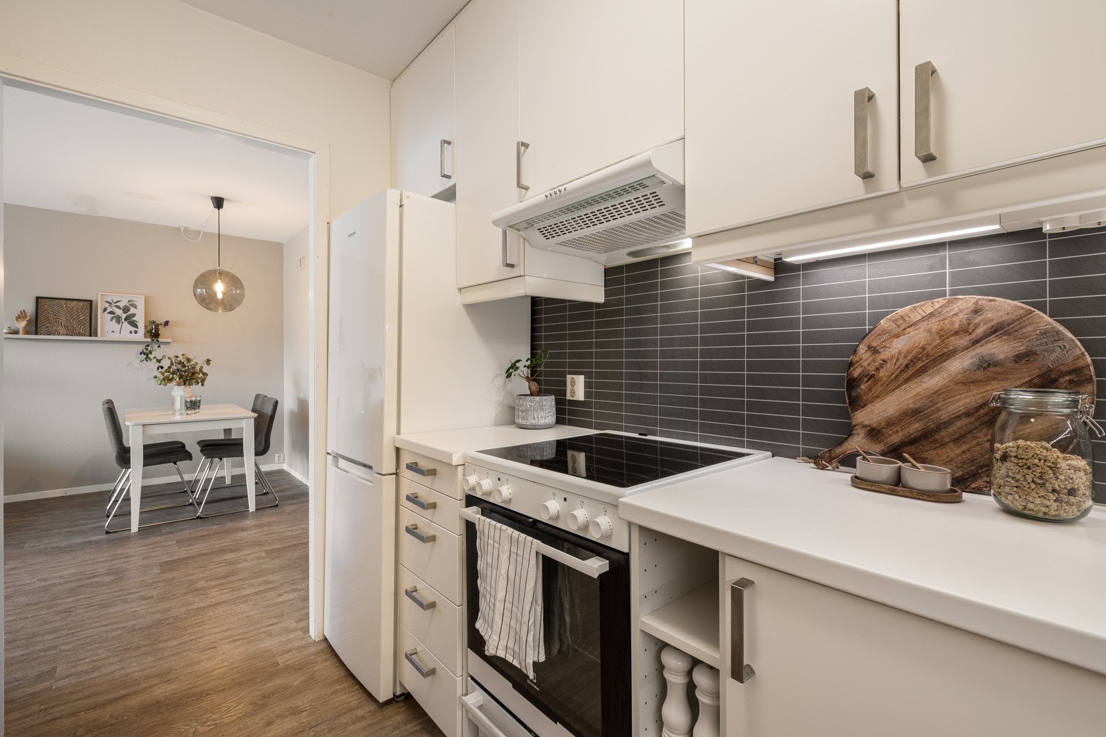 Hvitevarene på kjøkkenet medfølger i handelen Galleribilde