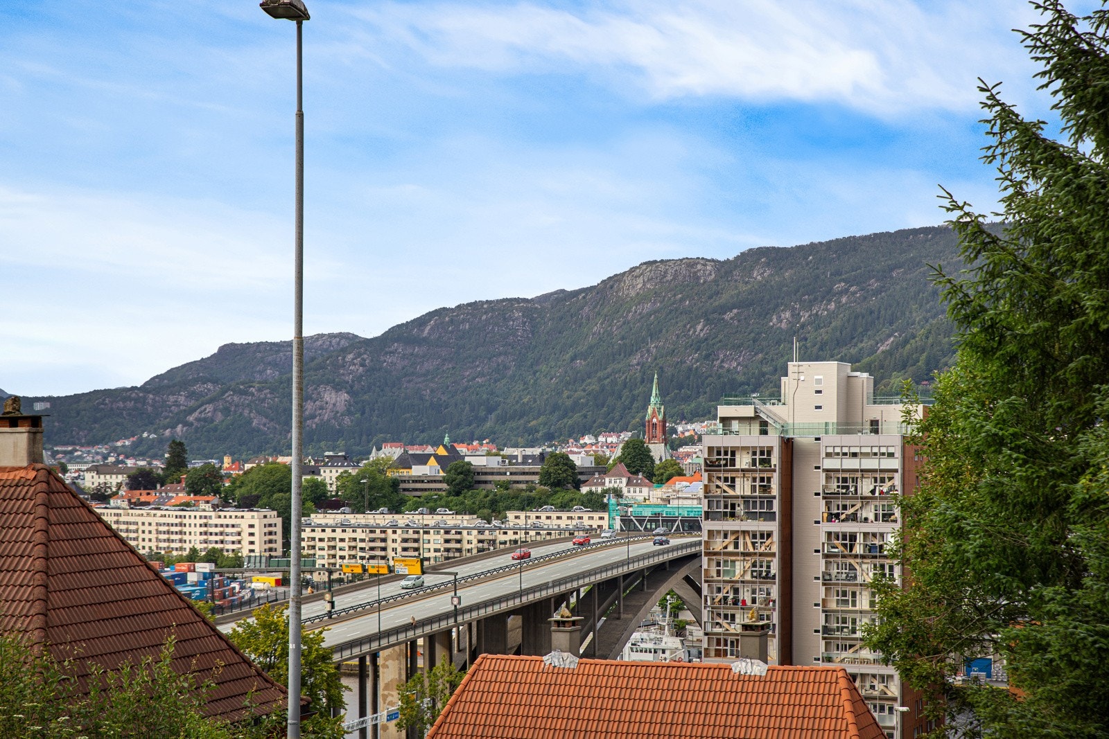 Fra leiligheten har du fin utsikt mot sentrum med Fløyen og Ulriken i bakgrunnen Galleribilde