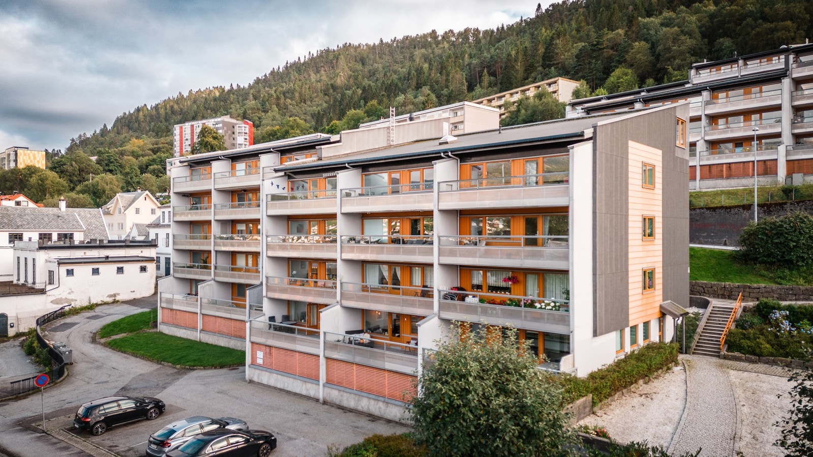 Fasaden og balkongene ble renovert i 2008 - Leiligheten har rett til parkering på borettslagets parkeringsplass Galleribilde