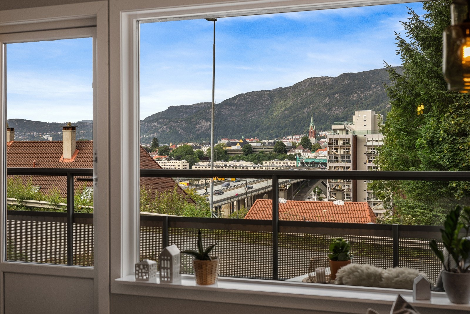 Store vindu i front av stuen gir fantastisk naturlig lys i stuen Galleribilde