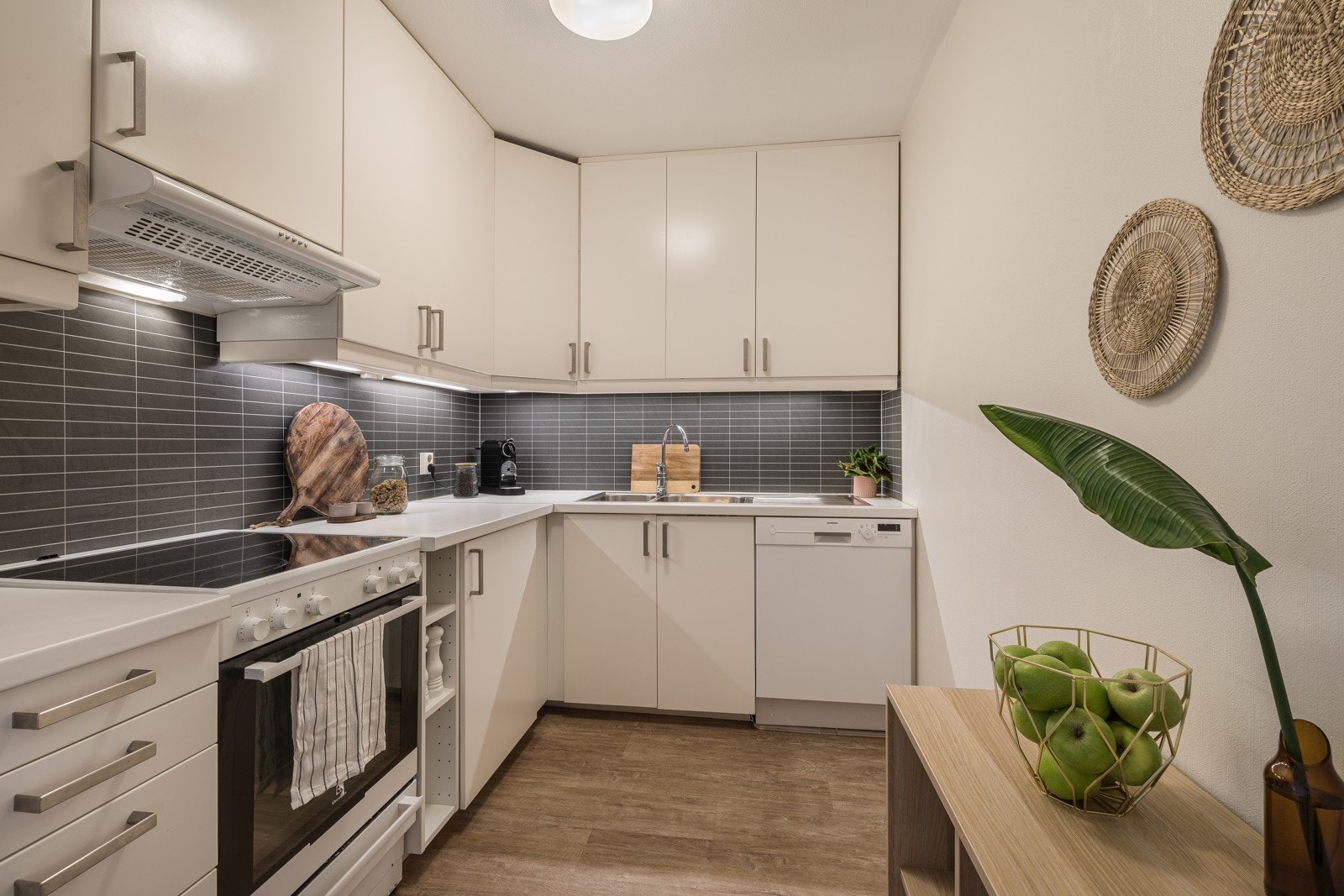 Pent og tidløst kjøkken med alt du trenger Galleribilde