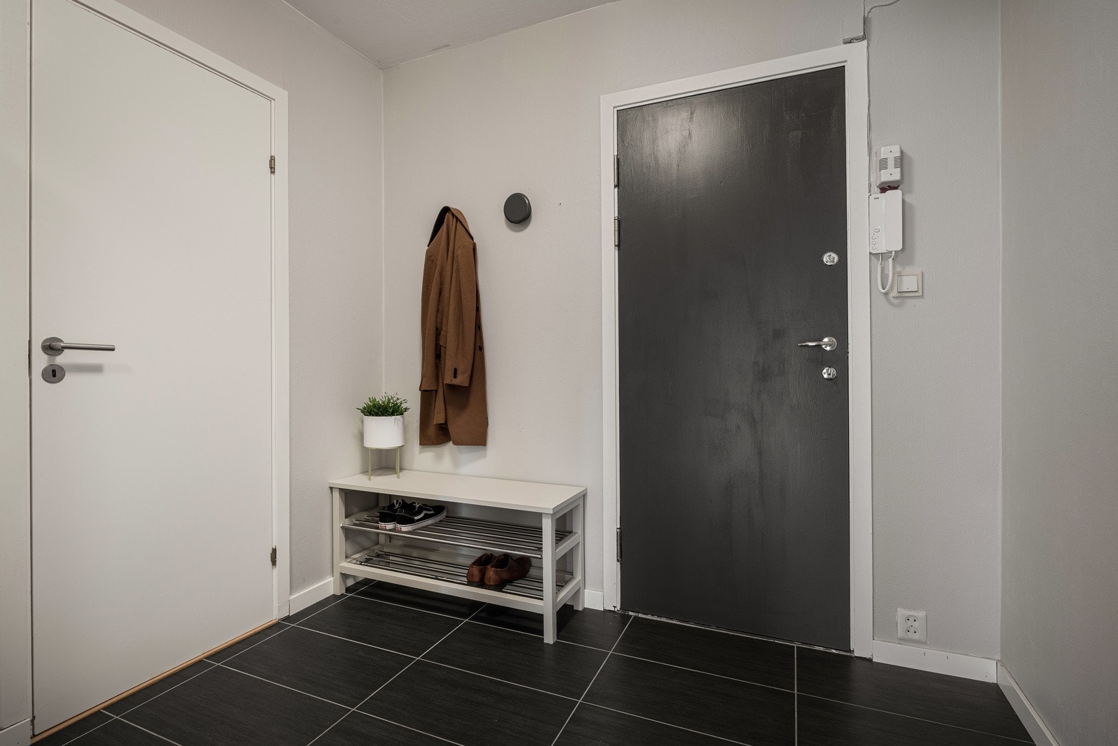 Entré med flislagt gulv og god plass til yttertøy - Det er også tilgang til den innvendige boden Galleribilde