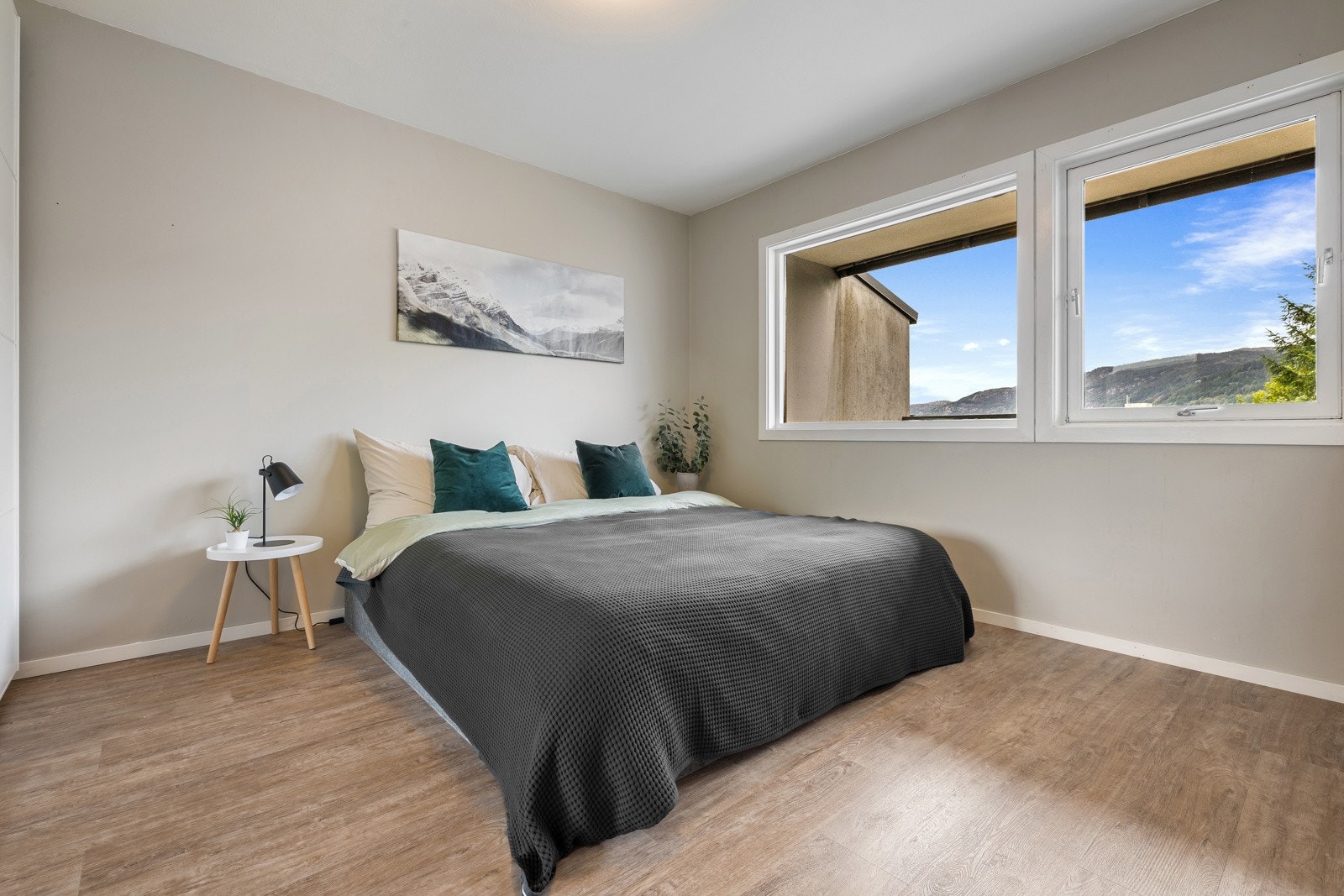 Du kan fint få plass til et skrivebord på soverommet om ønskelig Galleribilde