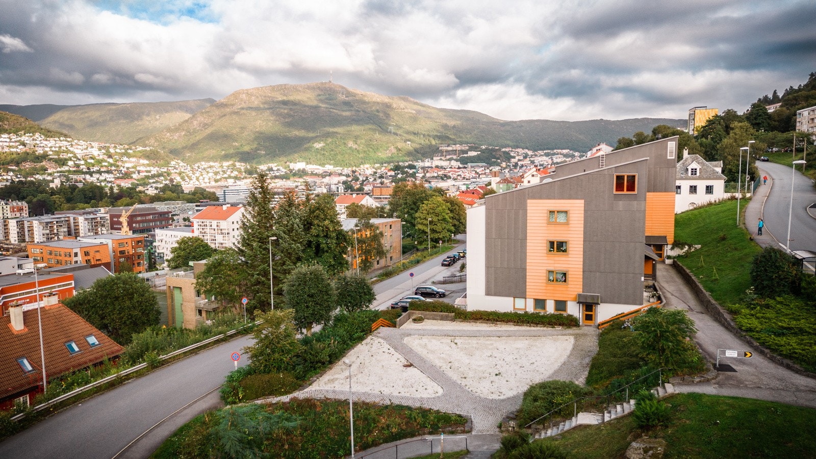 Bygningen ligger høyt, fritt og tilbaketrukket - Busstopp med hyppige avganger til sentrum ligger 20 meter bak bygningen Galleribilde