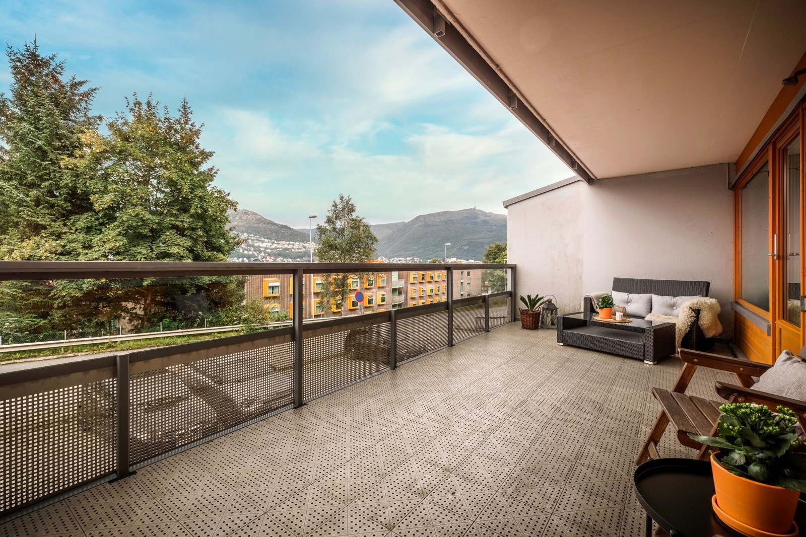 Deler av balkongen er overbygget slik at du kan sitte ute selv om det skulle dryppe litt Galleribilde