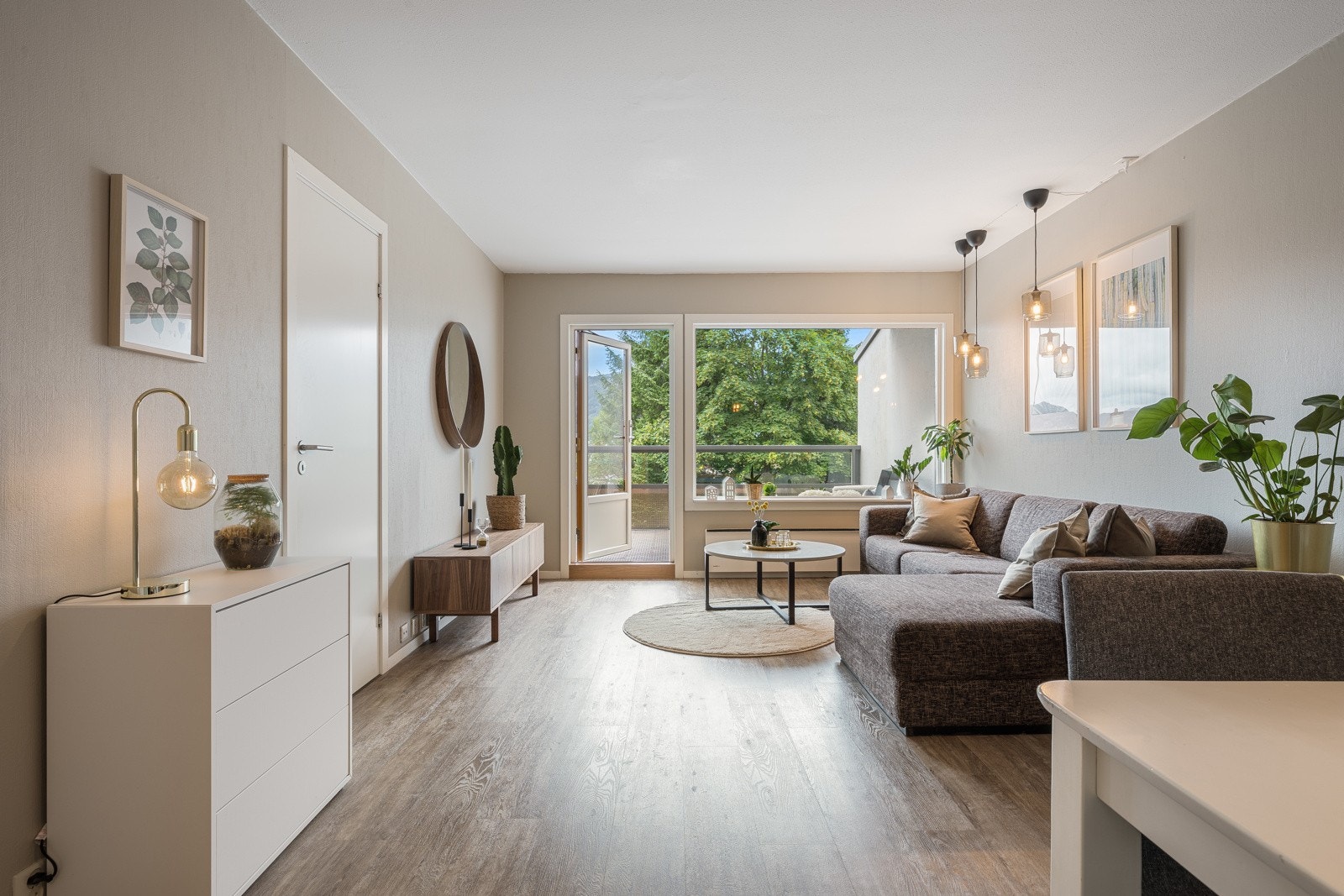 Leiligheten har gjennomgående moderne overflater og kvaliteter - Både leiligheten og bygningen er oppgradert i nyere tid Galleribilde