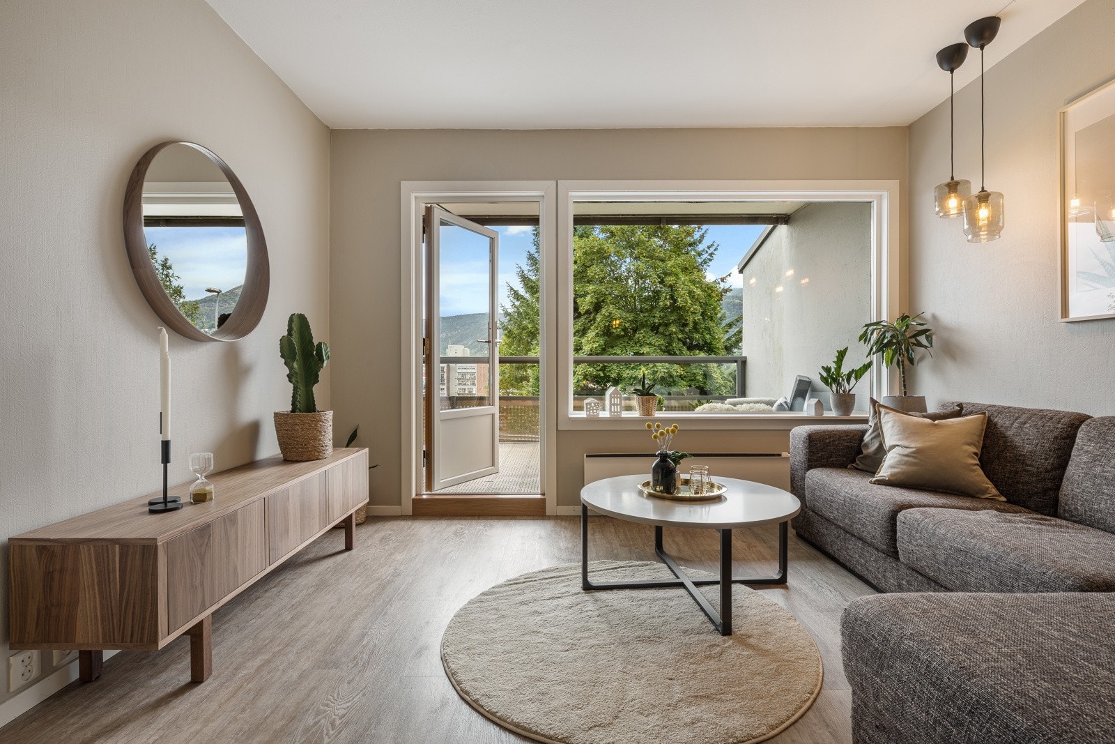 Lys, trivelig og romslig stue på 22,8 kvm - 29,5 kvm medregnet kjøkkenet Galleribilde