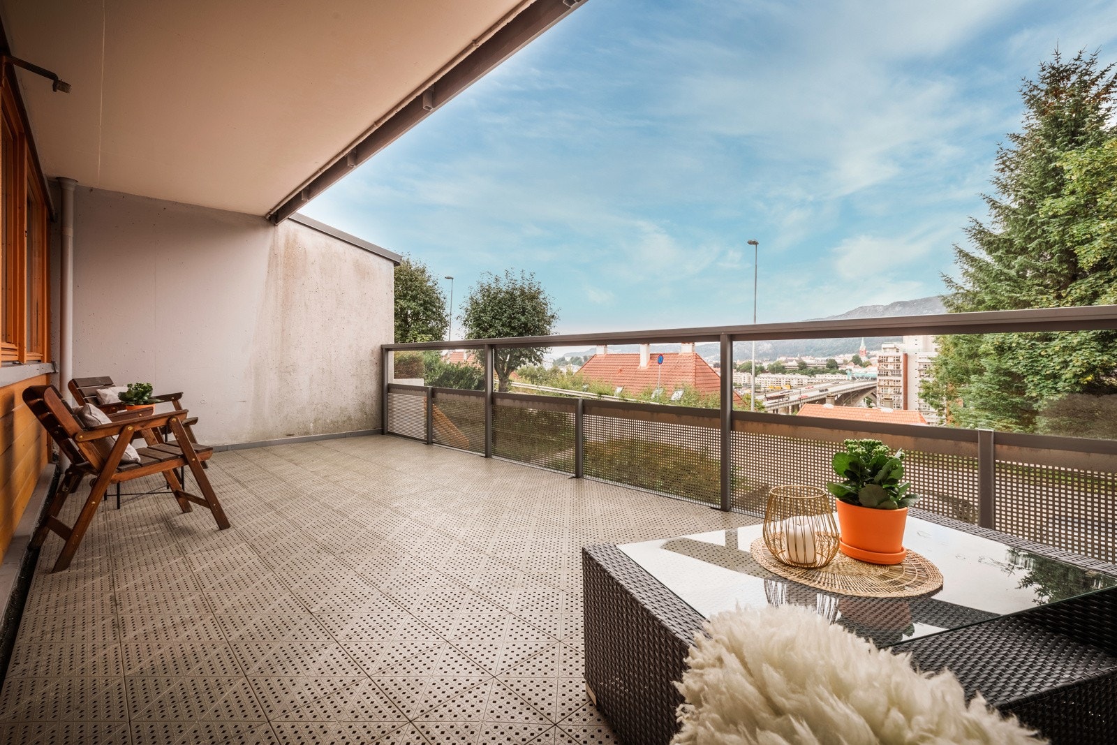 Leiligheten har enorm balkong på 21 kvm - Leiligheten ligger i en høy førsteetasje som oppleves som andreetasje Galleribilde