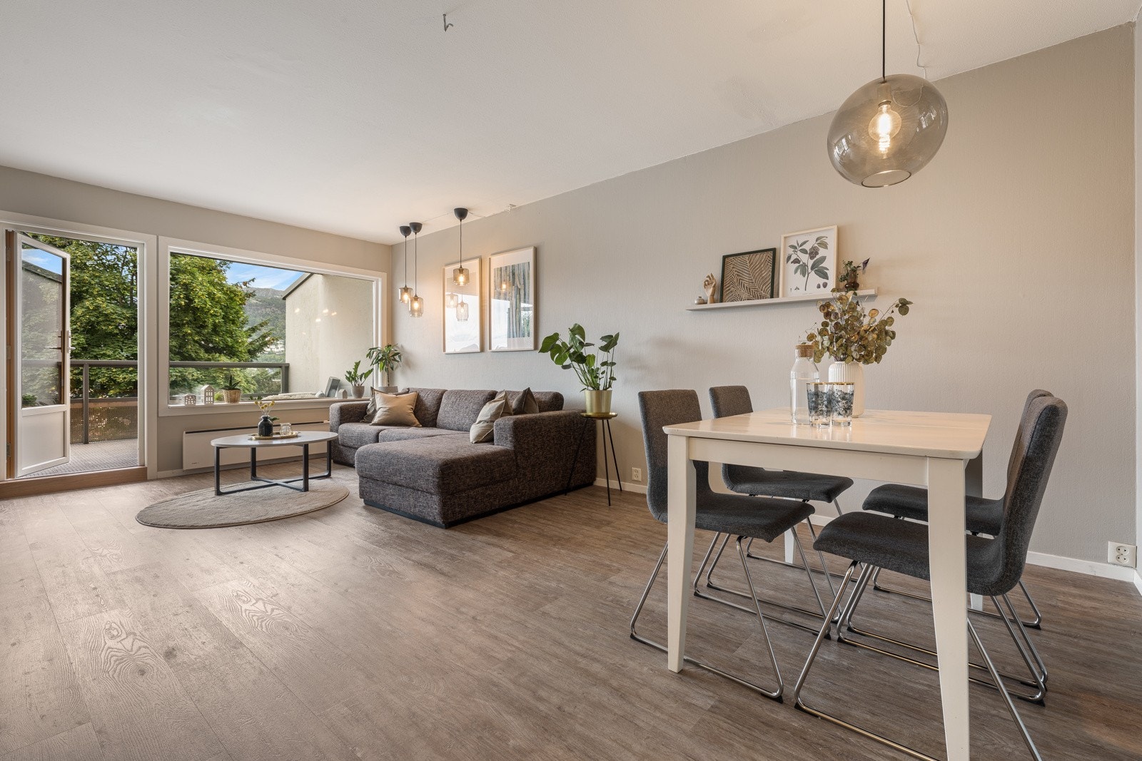 Stuen har rikelig plass til både stor salong og et godt spisebord Galleribilde