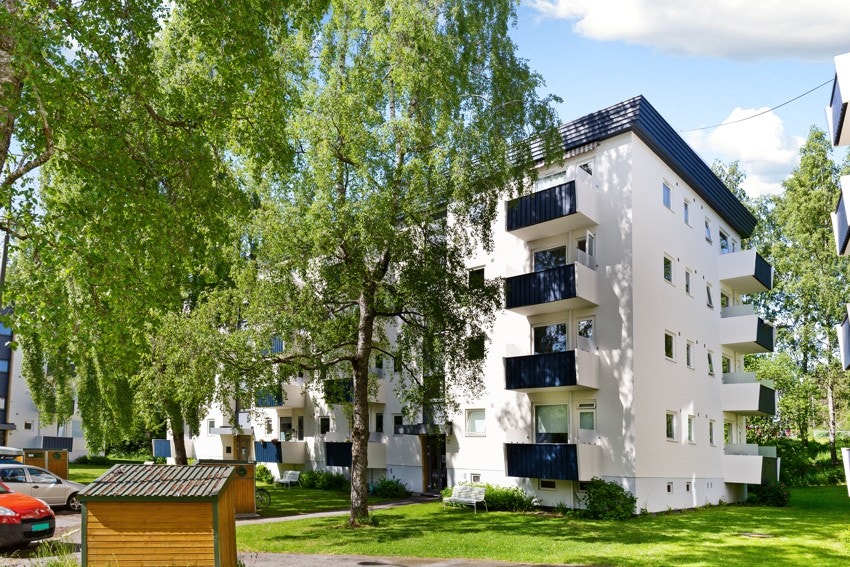 Leiligheten ligger i en høy 1 etasje, har god planløsning og fremstår lys og meget pen med umiddelbar nærhet til marka. Galleribilde