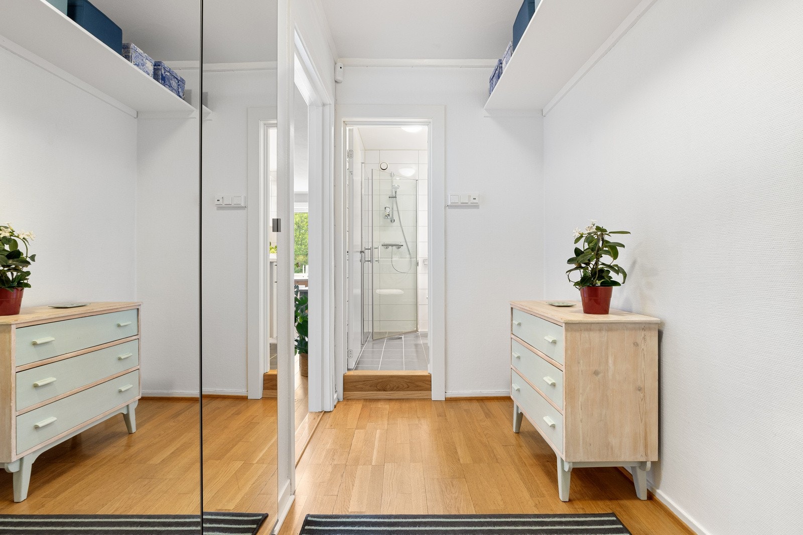 Entreen er romslig og gir et godt førsteinntrykk av leiligheten. Galleribilde