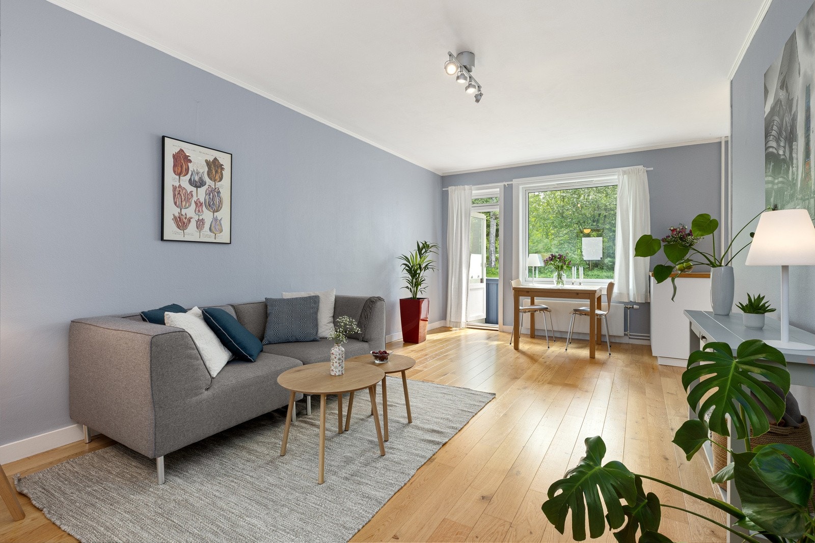 Rommet har gode vindusflater som gir rikelig med lys, samt utgang til østvendt balkong på 3,2 kvm. Galleribilde