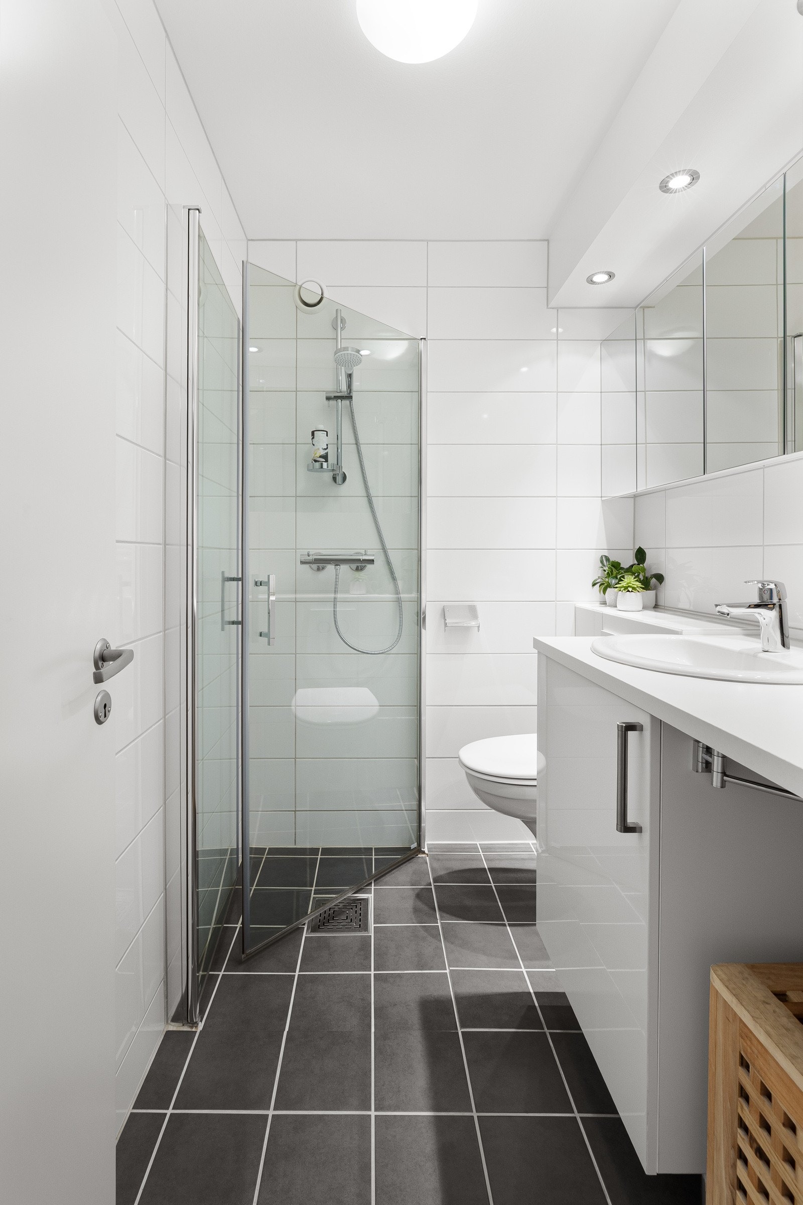 Badet ble rehabilitert i 2013. Det har fliser på både gulv og vegger, og gulvet er utstyrt med varmekabler for økt komfort. Galleribilde