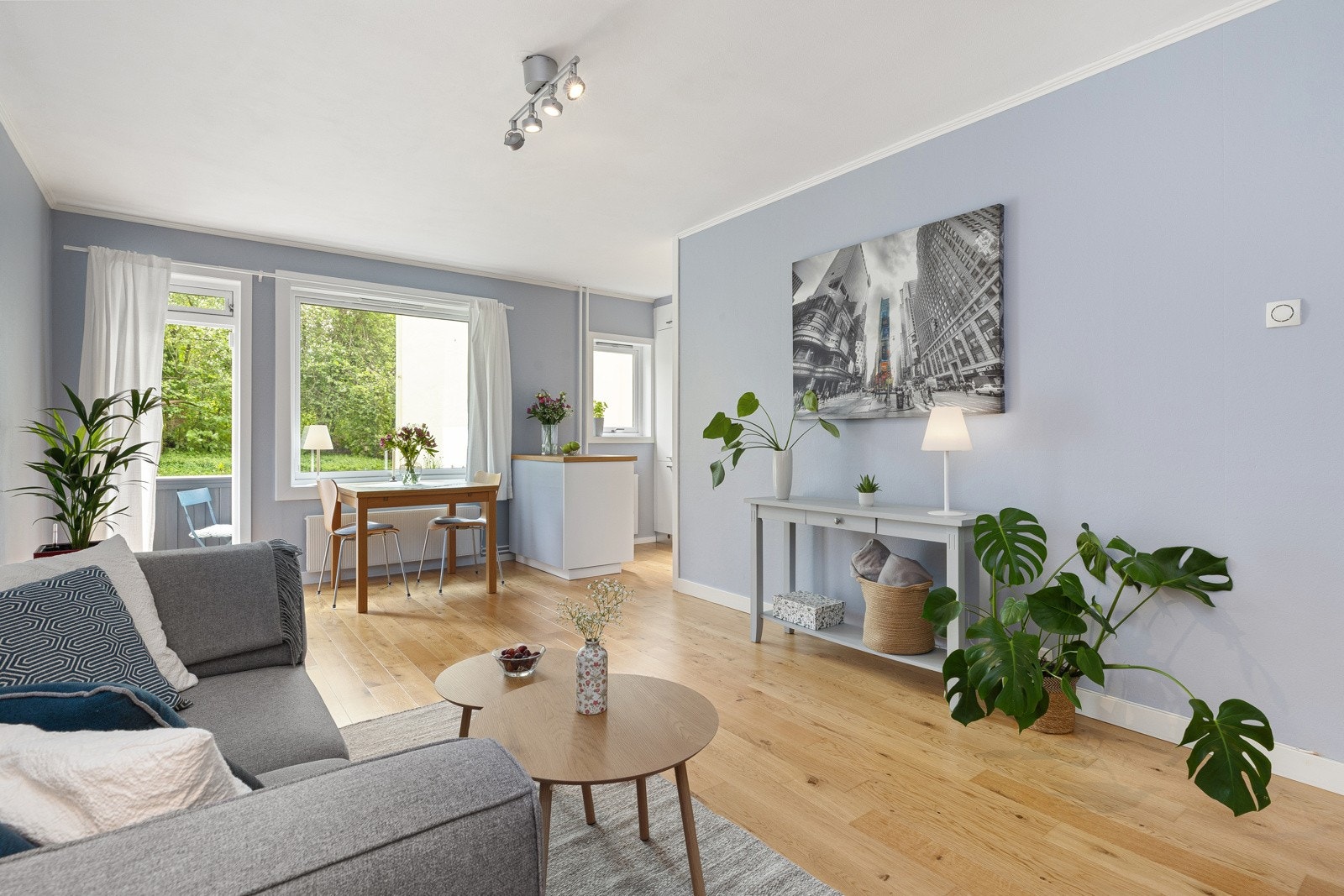 Stuen er trivelig med parkett på gulv og lyse malte vegger. Galleribilde